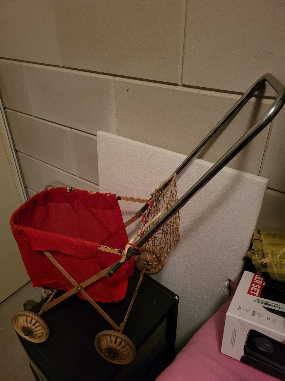 Vintage poppenwagen uit 1956 - Antiek speelgoed, Verzamelen, Poppen, Ophalen of Verzenden, Gebruikt, Accessoires