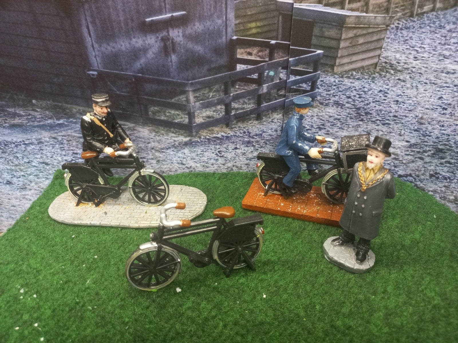Intratuin 'De Brink' kerstdorp figuren (4-delig), Ophalen of Verzenden, Zo goed als nieuw