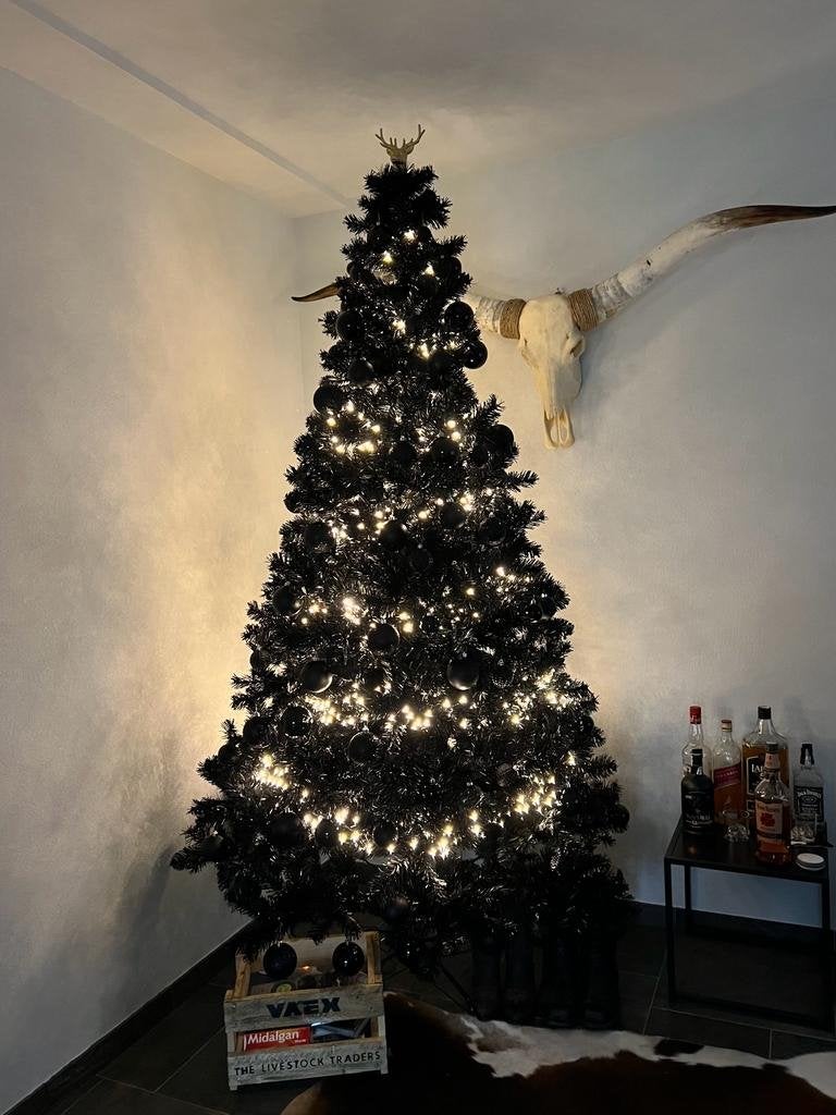 Zwarte kerstboom 240 cm – Luxe uitstraling – €200, Diversen, Ophalen, Zo goed als nieuw