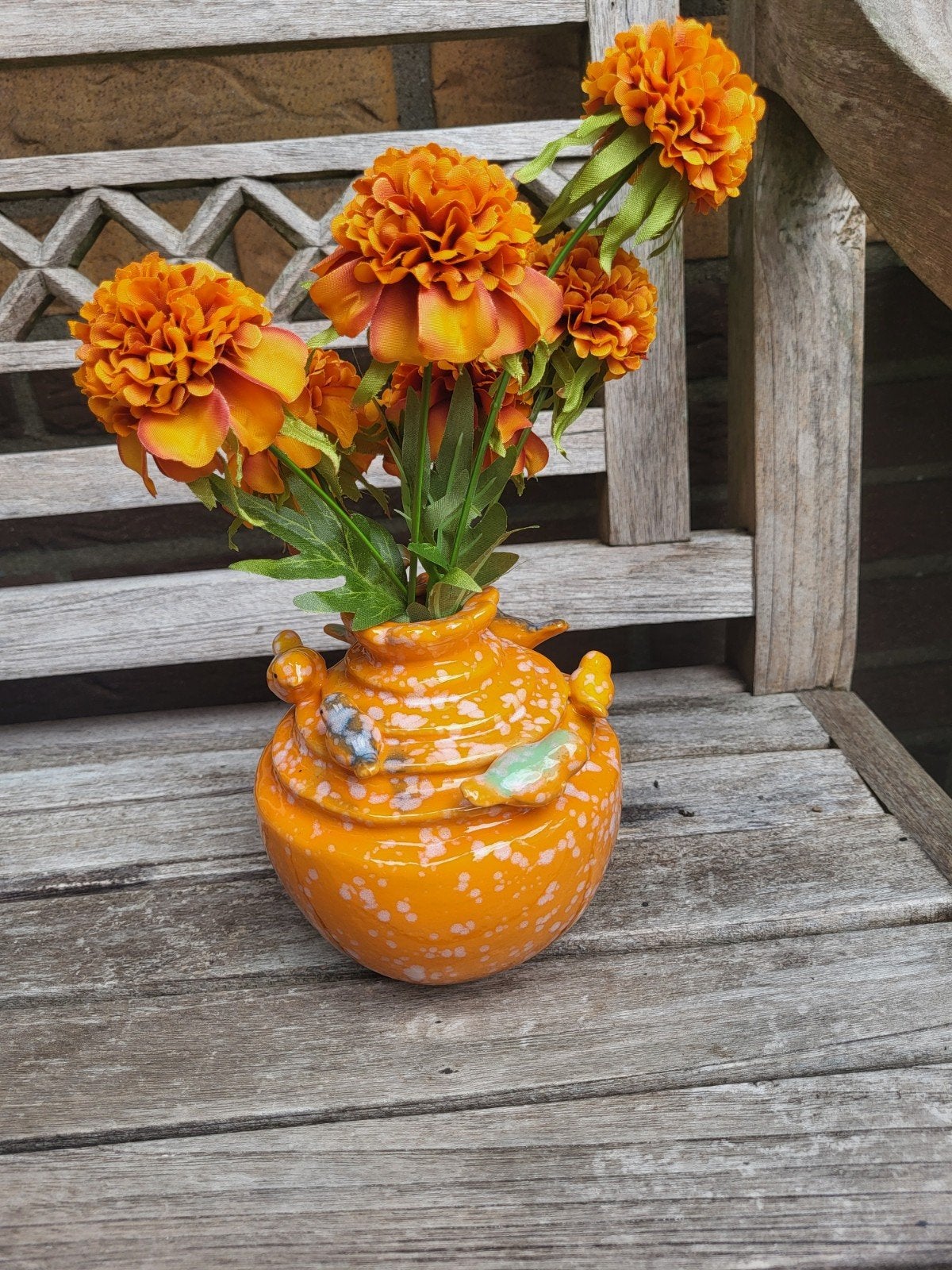 Oranje keramische vaas met kunstbloemen, Ophalen of Verzenden