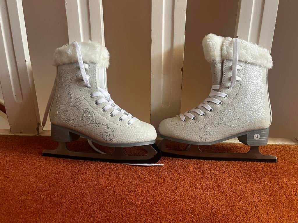 Witte kunstschaatsen met bont, maat 38, Sport en Fitness, Schaatsen, Overige merken, Nieuw, Ophalen of Verzenden, Kunstschaatsen
