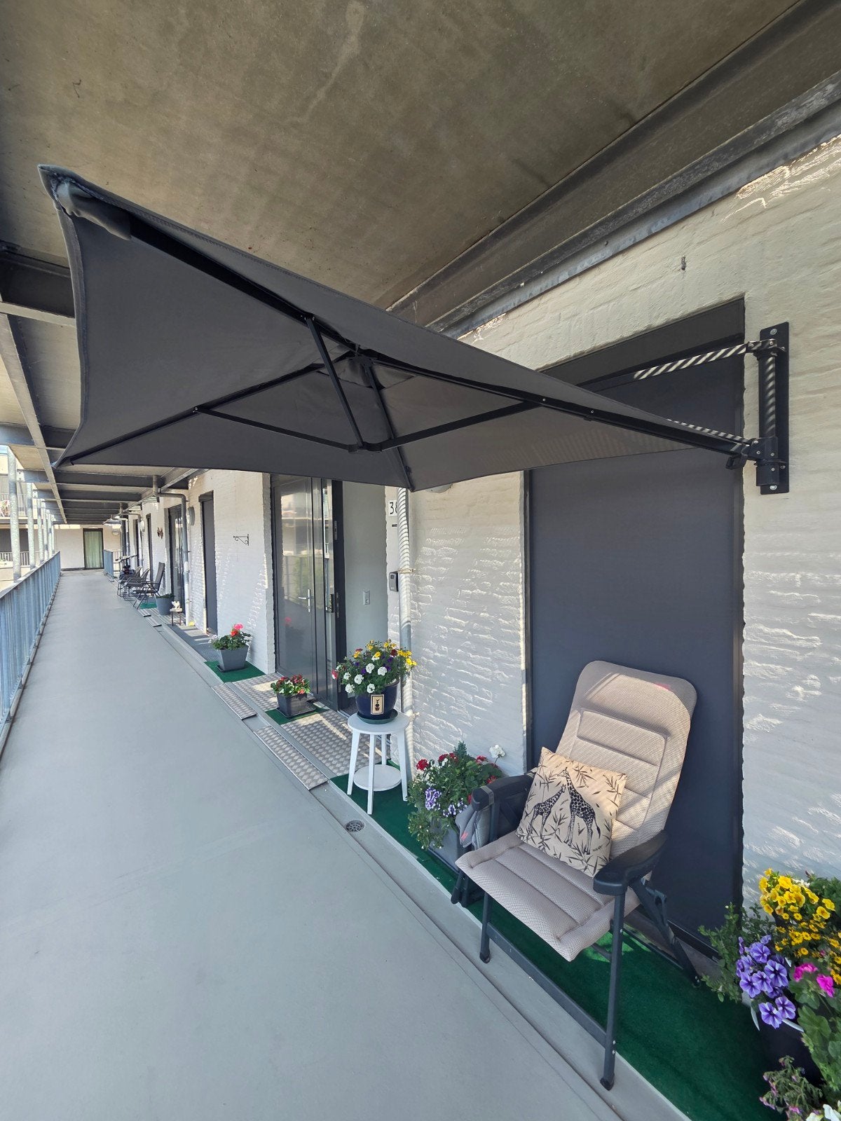 Rhino muurparasol - Zwart - Zonder winterhoes, Tuin en Terras, Parasols, Muurparasol, Verstelbaar, Ophalen of Verzenden, Zo goed als nieuw