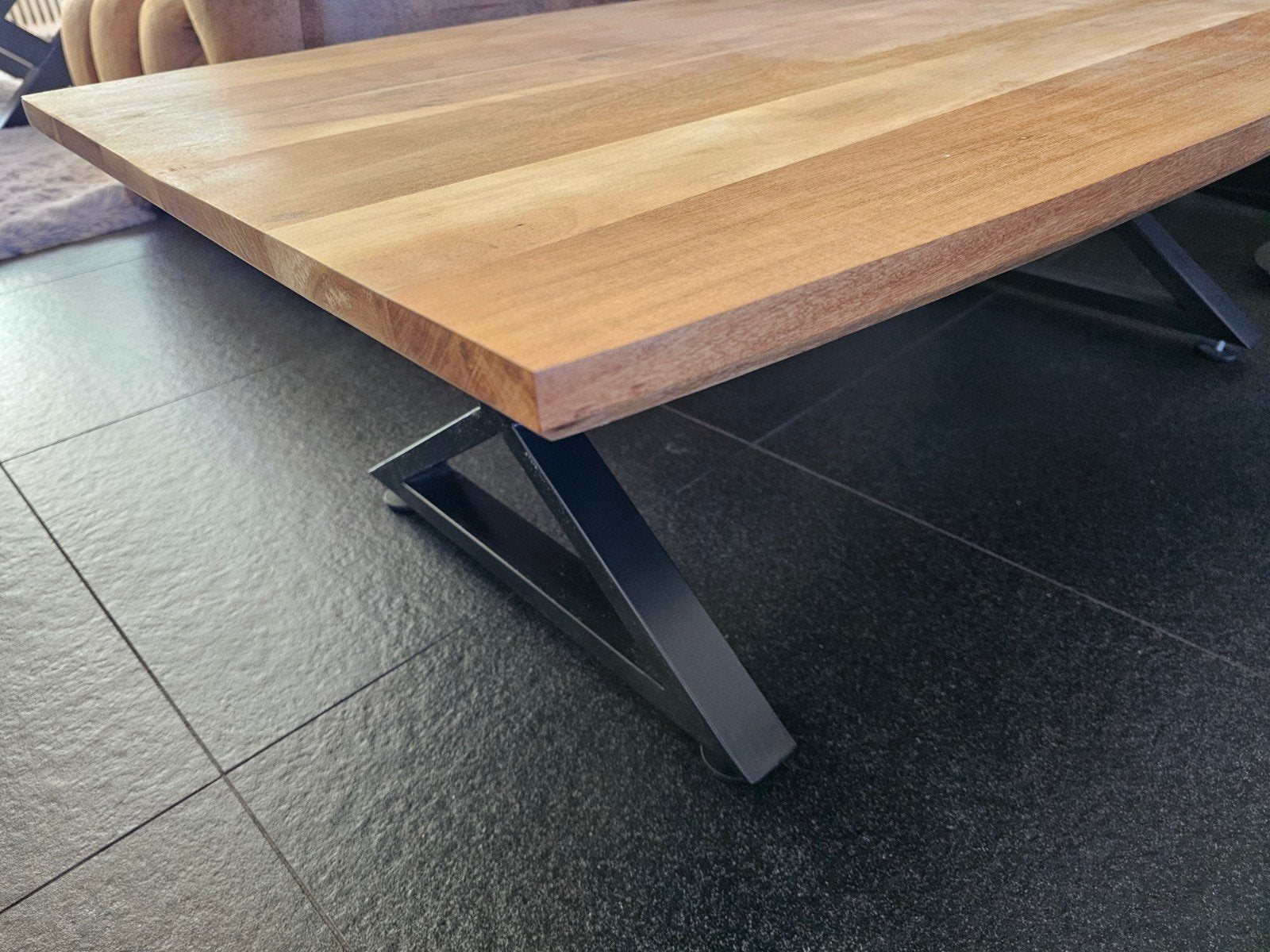 Industriële salontafel acaciahout 130x70x4cm half ovaal, Huis en Inrichting, 100 tot 150 cm, 50 tot 100 cm, Zo goed als nieuw