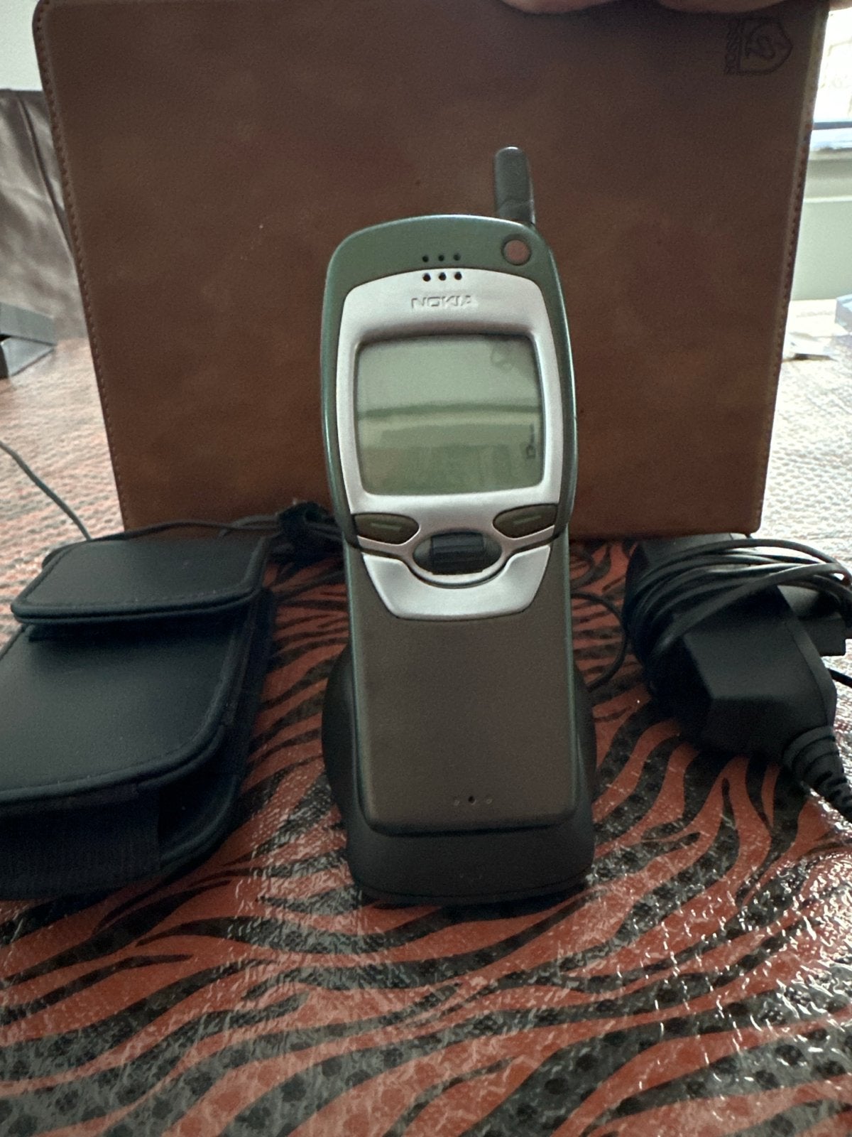 Nokia 7110 Klassieke Telefoon met Oplader en Hoesje, Gebruikt, Fysiek toetsenbord, Ophalen of Verzenden, Minder dan 3 megapixel