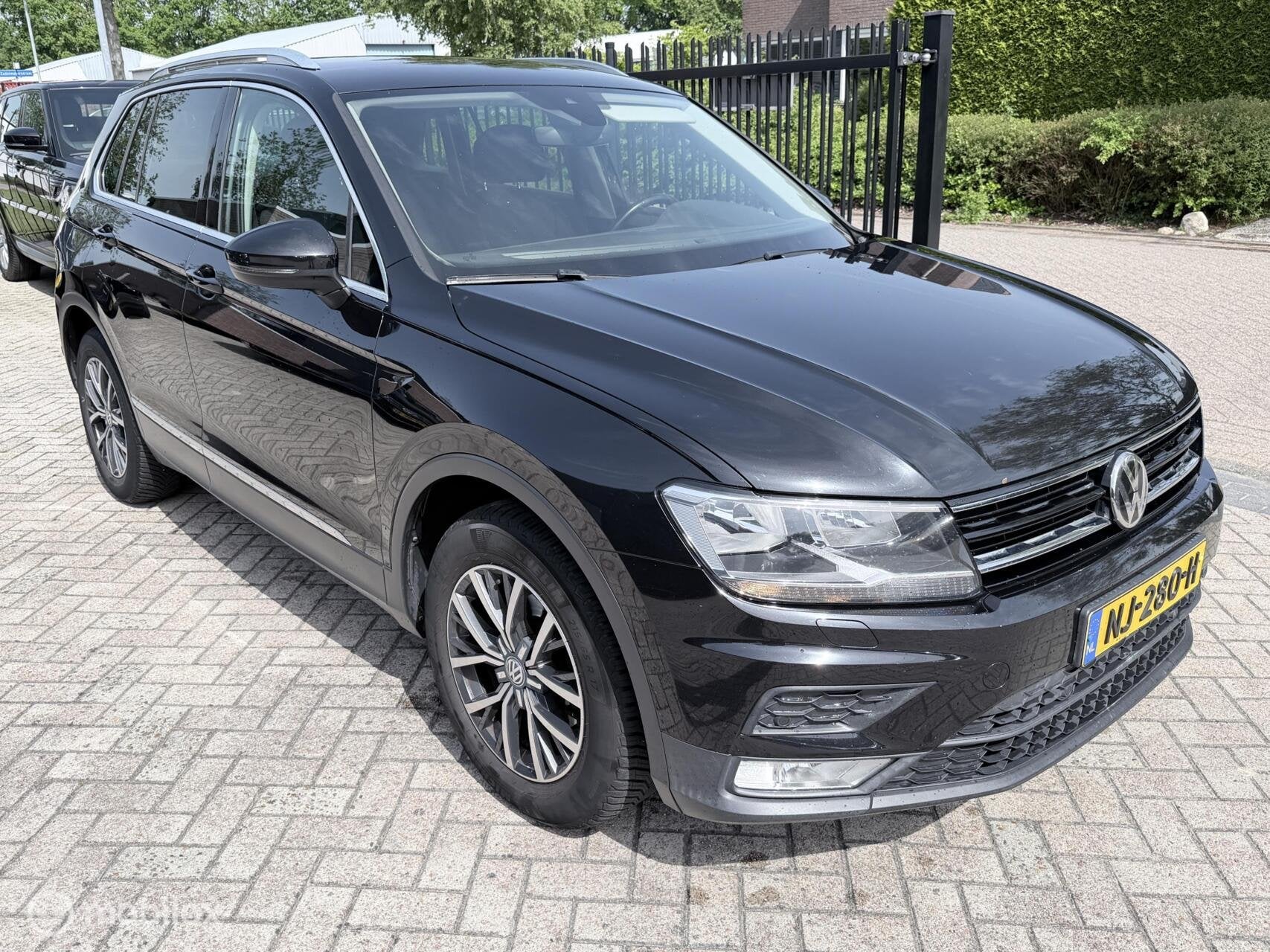 Volkswagen Tiguan 2.0 TDI Comfortline NAVI / ELEKTR.TREKHAAK, Auto's, Gebruikt, Euro 6, 4 cilinders, Zwart