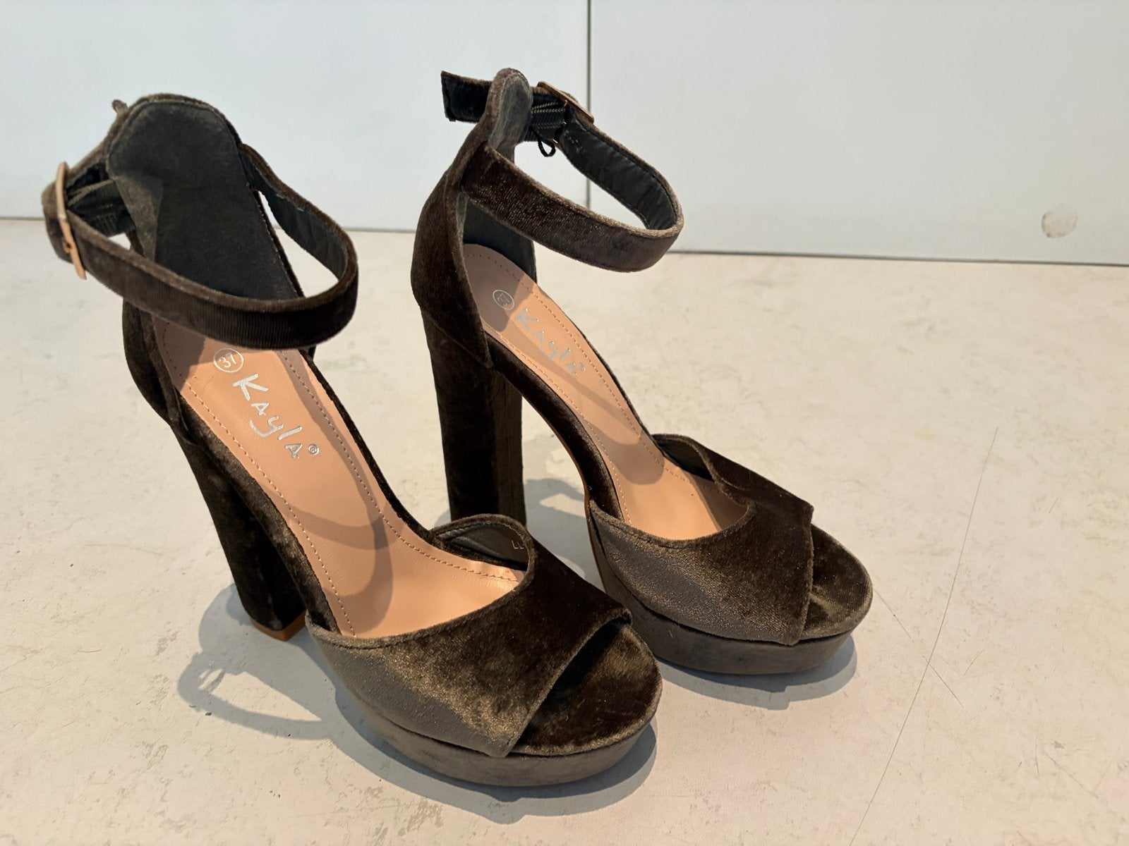 Kayla fluwelen pumps met hoge hakken - Maat 37, Overige kleuren, Ophalen of Verzenden, Zo goed als nieuw, Schoenen met hoge hakken