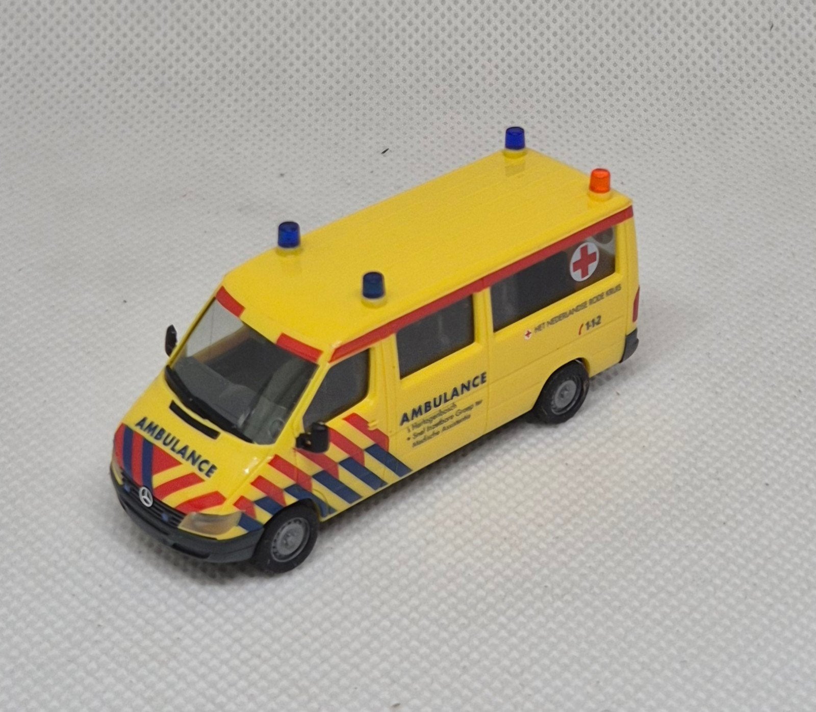 MB Sprinter Ambulance Rode Kruis, Ophalen of Verzenden, Zo goed als nieuw, Auto, Herpa