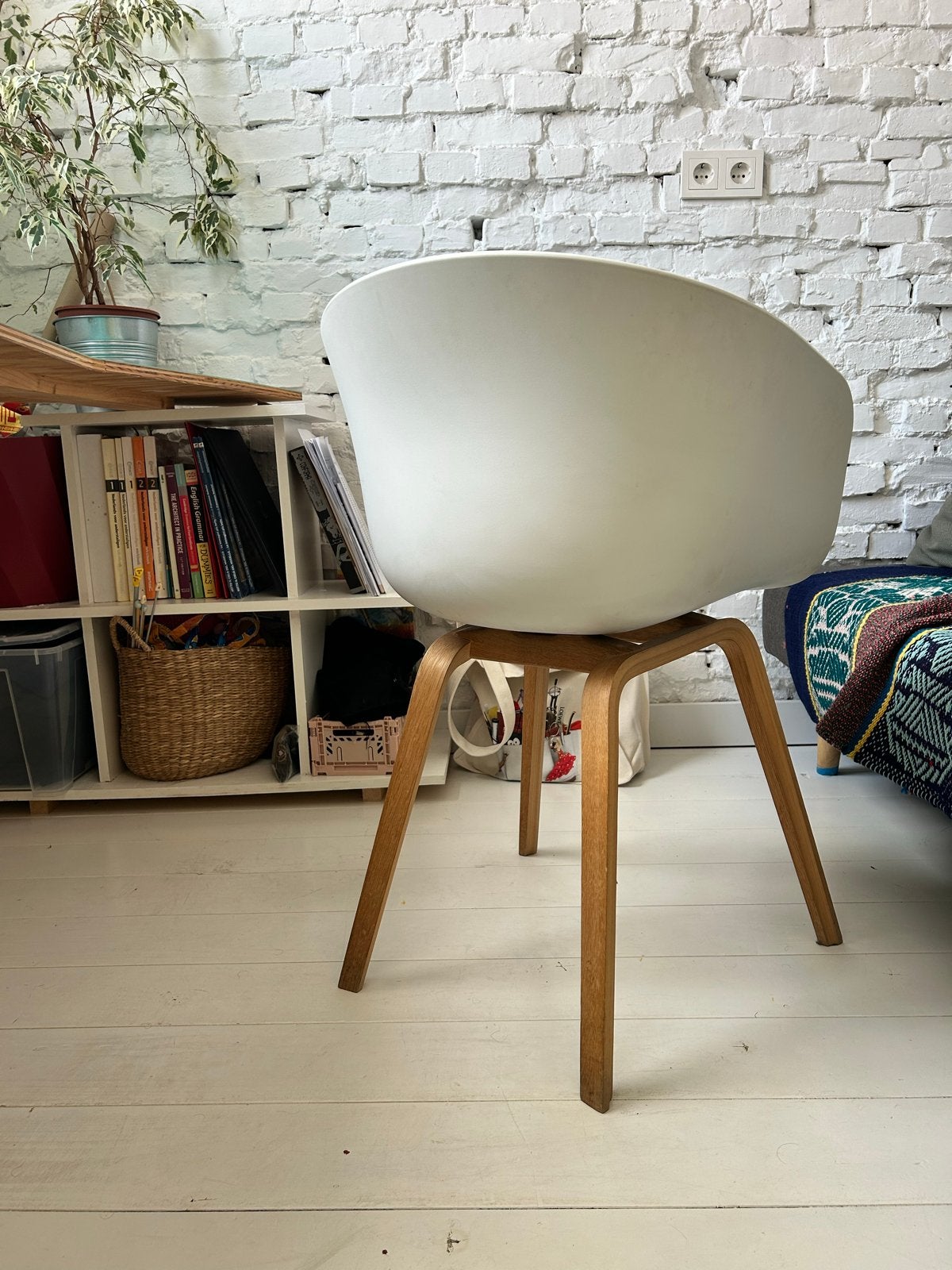 HAY Witte kuipstoel met houten poten - Modern design, Ophalen, Wit, Zo goed als nieuw, Eén
