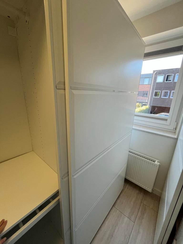 Witte kledingkast met schuifdeuren en hangruimte, Huis en Inrichting, Kasten | Kledingkasten, Ophalen, Met plank(en), Kunststof