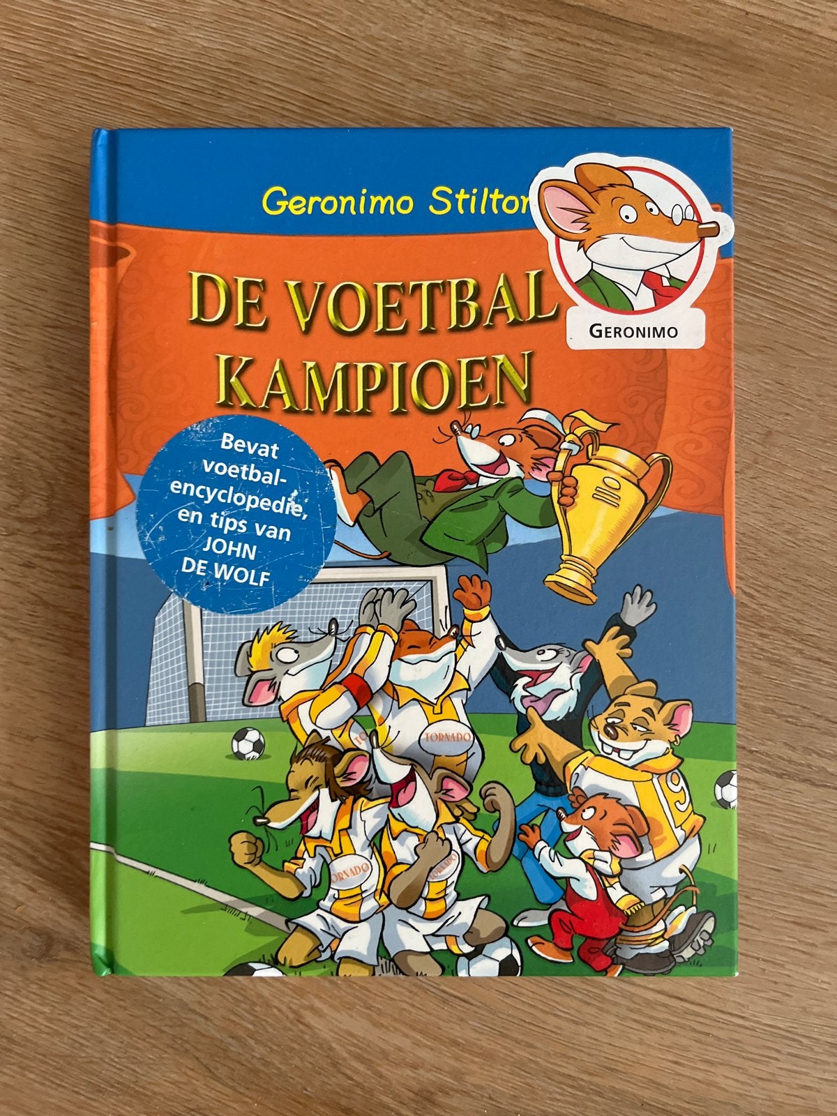 Geronimo Stilton: De Voetbalkampioen - Inclusief encyclopedi, Ophalen of Verzenden, Gelezen, Overige sporten