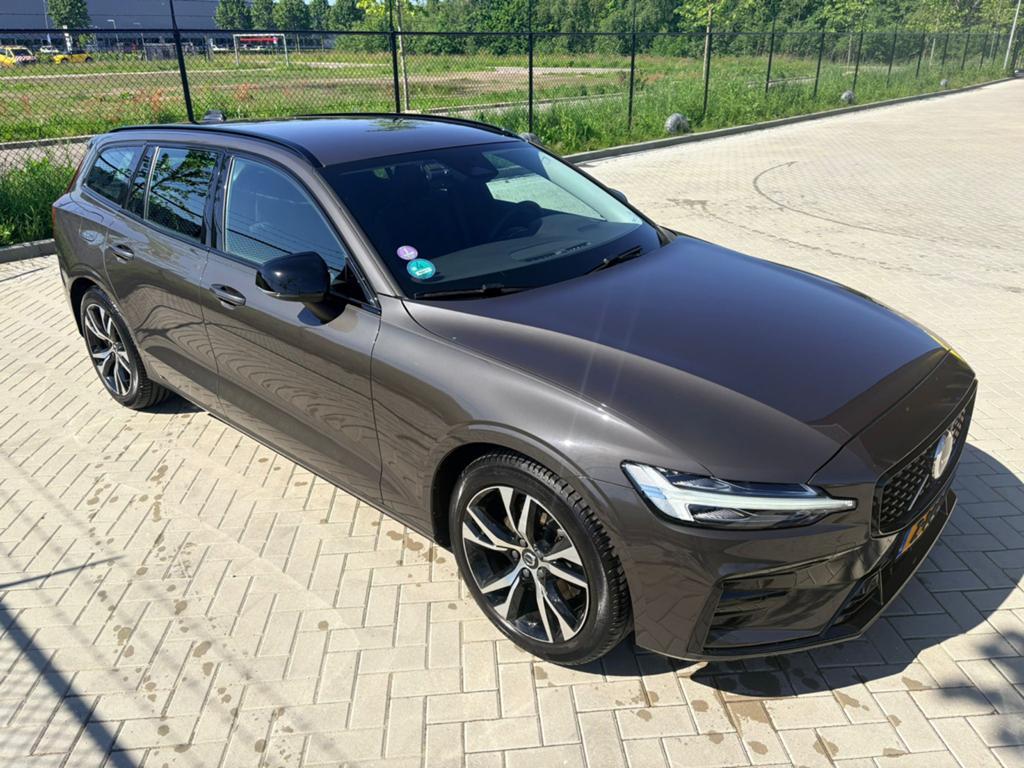 Volvo V60 B4 Plus Dark 197pk Mild Hybrid 2024 24.000km, Auto's, 1800 kg, Zwart, 4 cilinders, 1969 cc