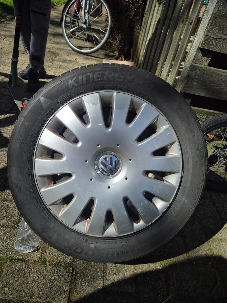 Hankook Kinergy Eco 195/65R15 band met VW wieldop, Auto-onderdelen, Banden en Velgen, Gebruikt, 16 inch, Banden en Velgen, Ophalen of Verzenden