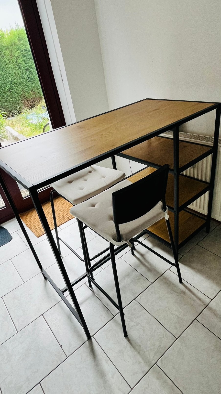 JYSK PEDAL bartafel + 2 IKEA STIG barkrukken – €30, Ophalen, Zo goed als nieuw