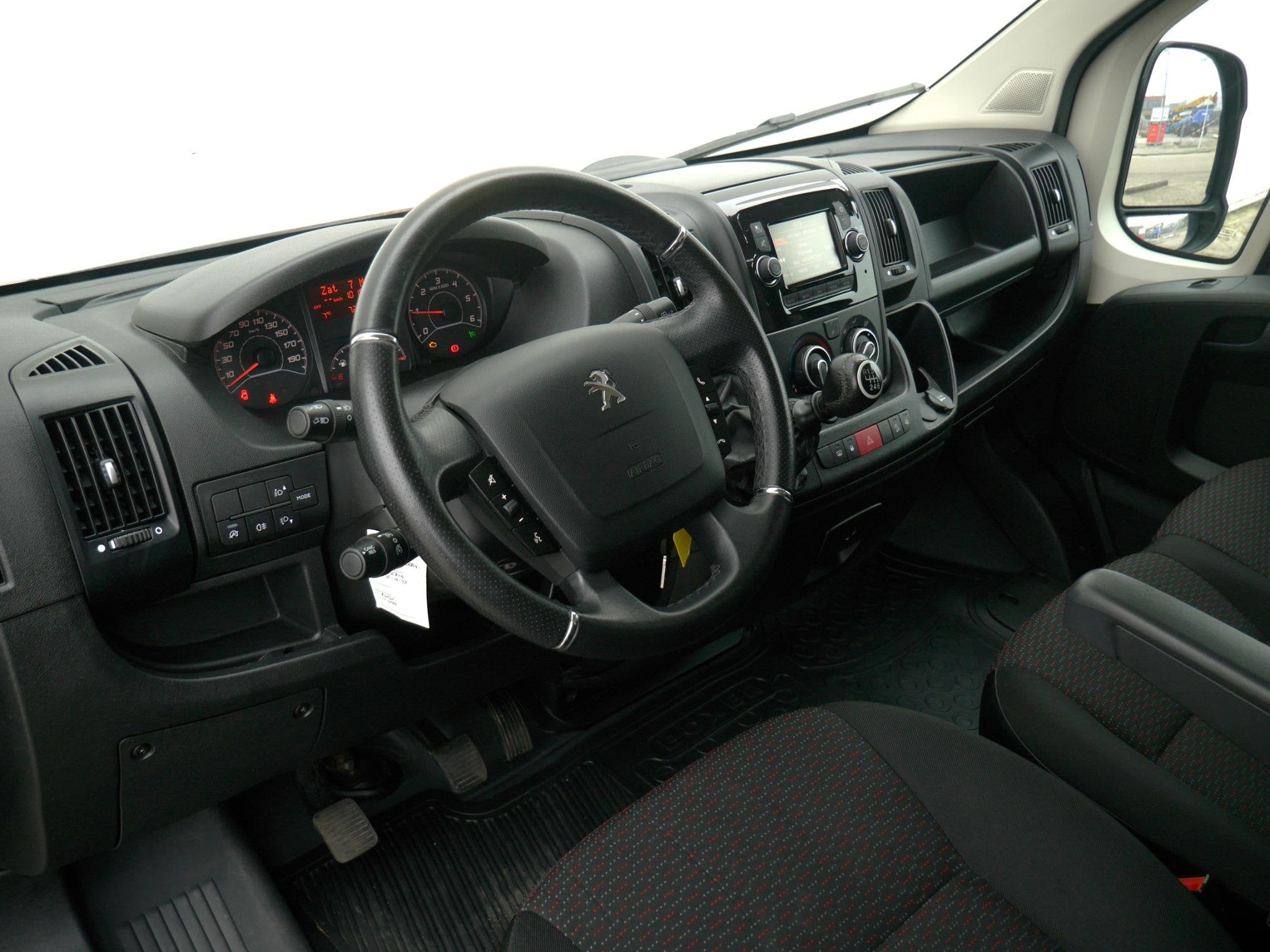 Peugeot Boxer 333 2.2 BlueHDi 140 L2H2 Premium 140 Pk | 3-Zi, Stof, Gebruikt, 4 cilinders, 2500 kg