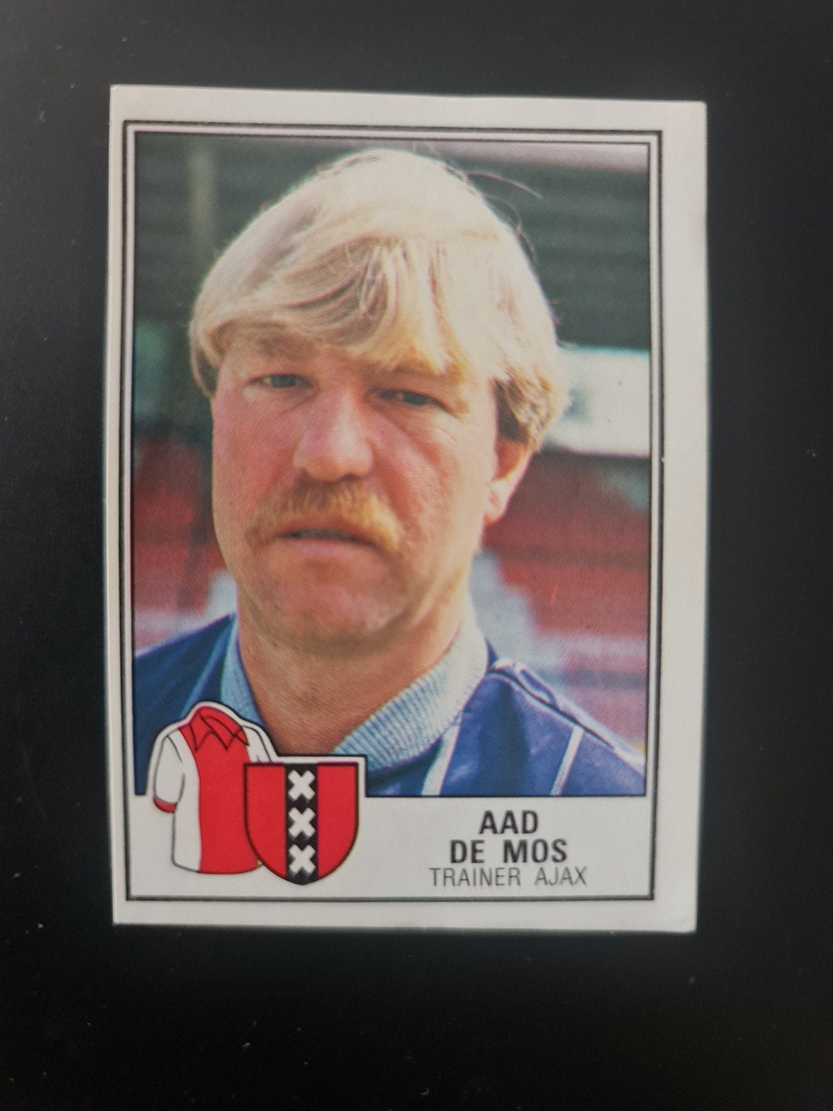 Voetbal 85 Panini Plaatje Aad de Mos Trainer Ajax, Ophalen of Verzenden, Nieuw, Plaatje