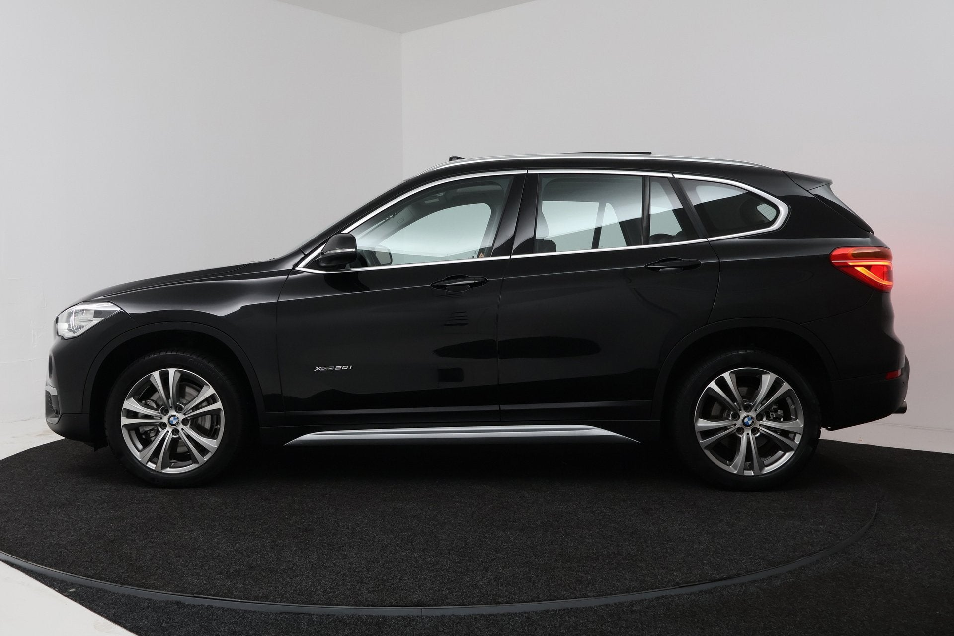 BMW X1 XDrive20i High Executive (PANORAMADAK, CAMERA, TREKHA, Auto's, 1998 cc, Gebruikt, 2000 kg, Zwart