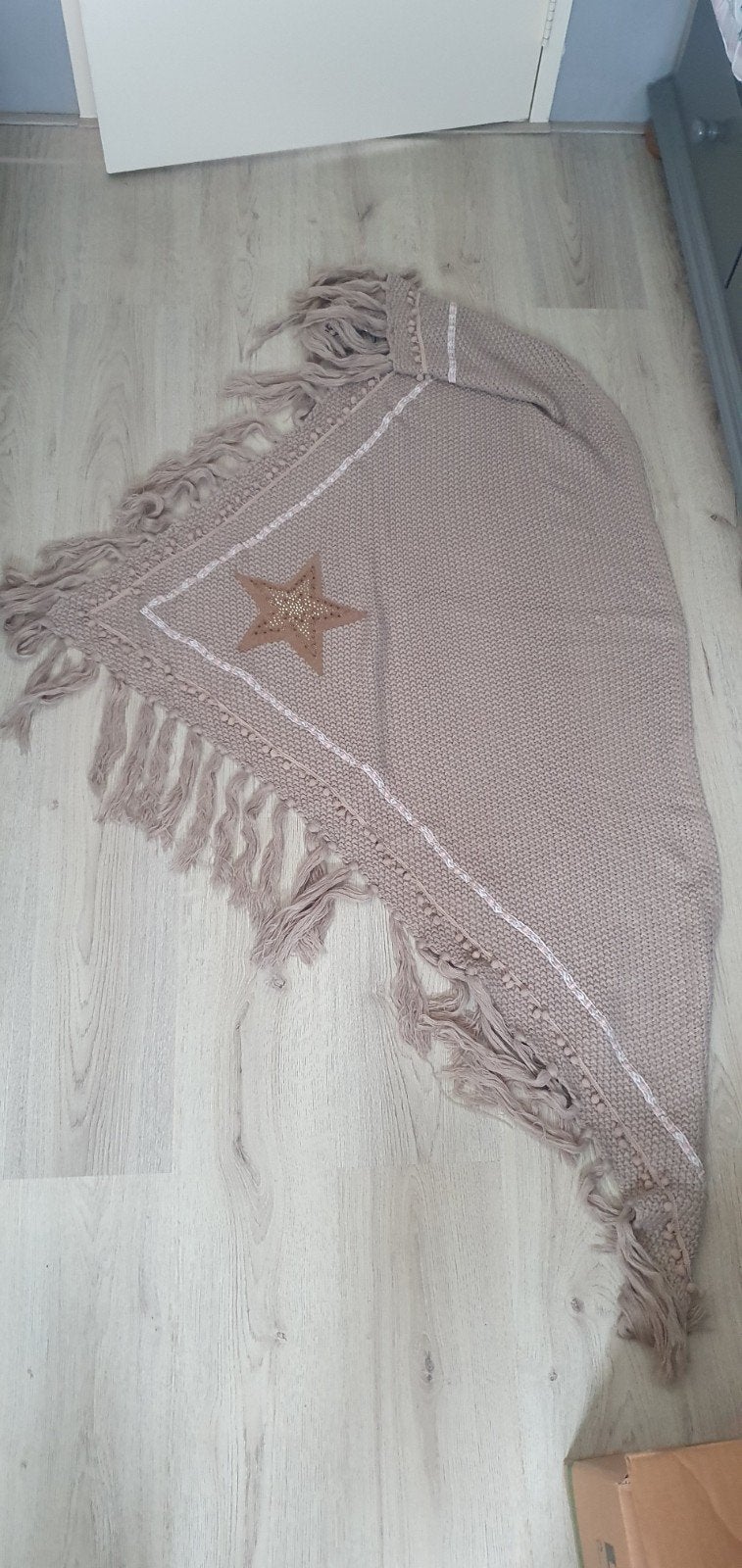 Mooie gebreide omslagdoek met ster en franjes - 200x120 cm, Ophalen of Verzenden, Zo goed als nieuw, Maat 46/48 (XL) of groter