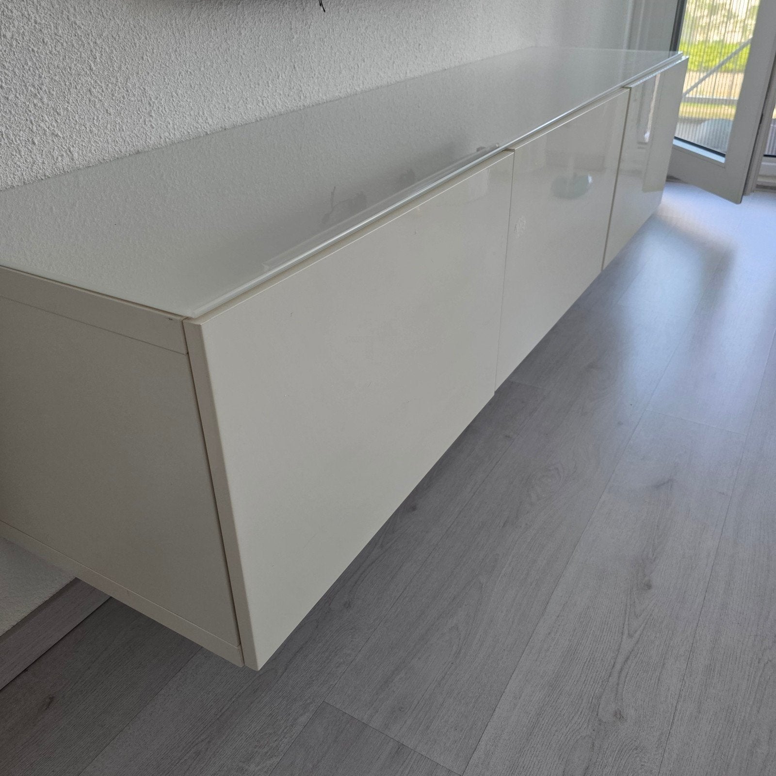 Witte zwevende tv-meubel met 3 deuren, Overige materialen, 150 tot 200 cm, Ophalen of Verzenden, Zo goed als nieuw