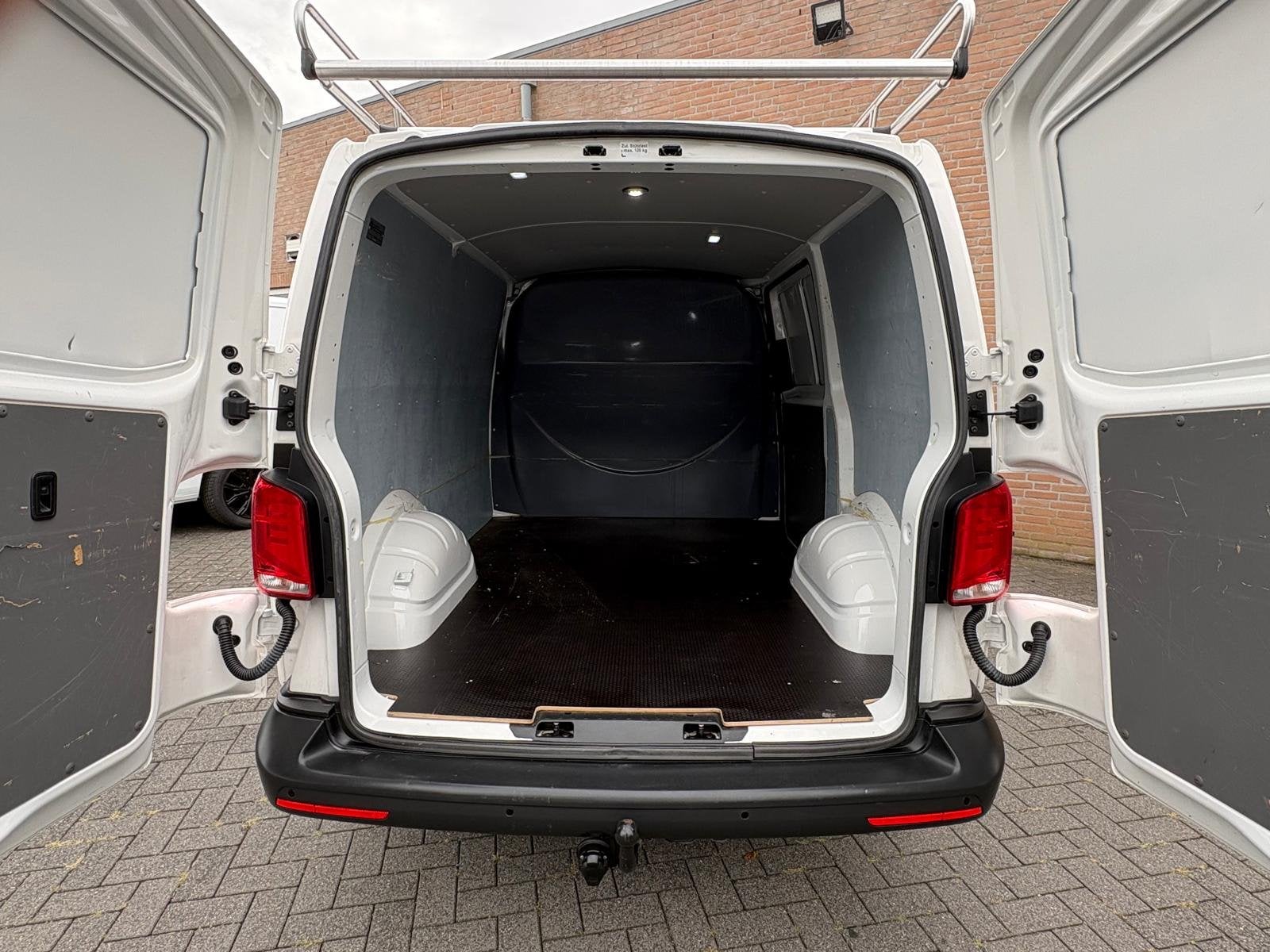 Foto 3 van Volkswagen Transporter 2.0TDI 110PK L1H1 Imperiaal / Trekhaa