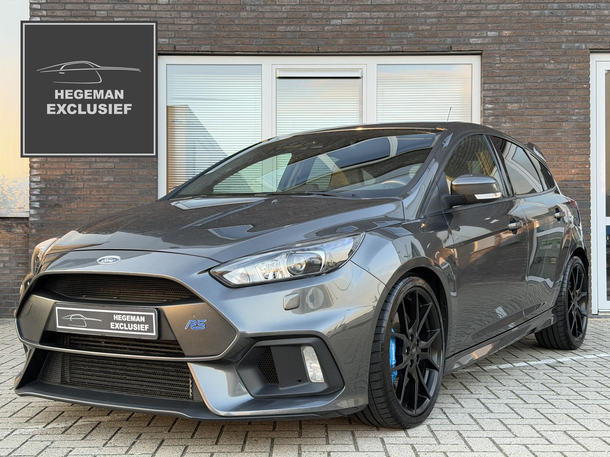 Ford Focus 2.3 RS PERFORMANCE | MILLTEK | RECARO | Camera |, Gebruikt, 4 cilinders, Met garantie (alle), Leder en Stof