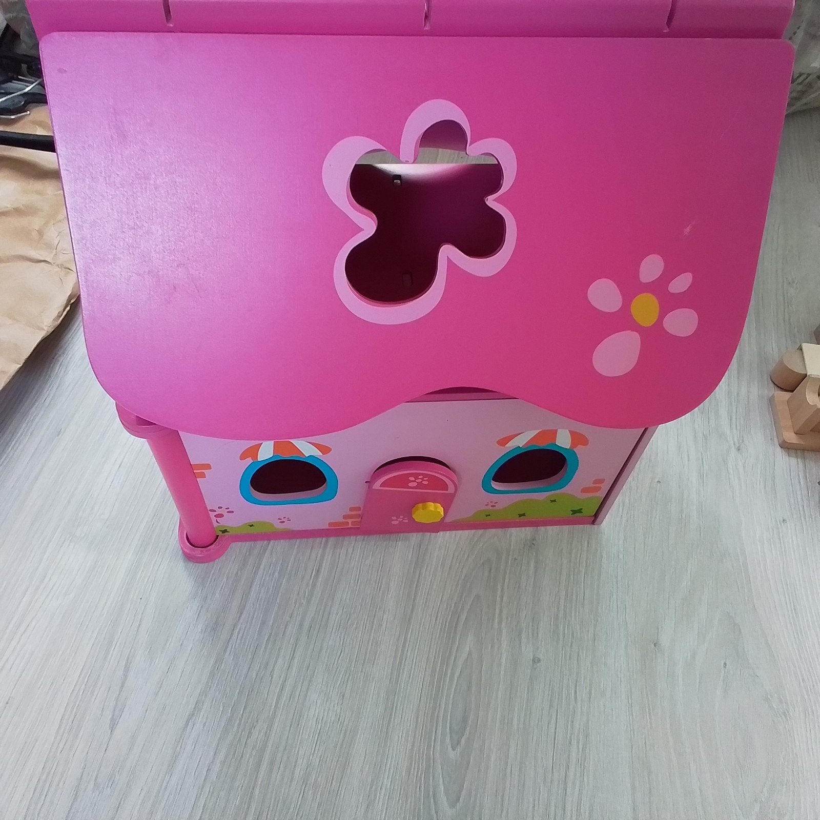 Leuk roze poppenhuis voor urenlang speelplezier, Ophalen of Verzenden, Zo goed als nieuw, Poppenhuis