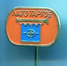 NATO Taptoe rood op koper speldje ( V_099), Verzenden, Zo goed als nieuw, Stad of Land, Speldje of Pin