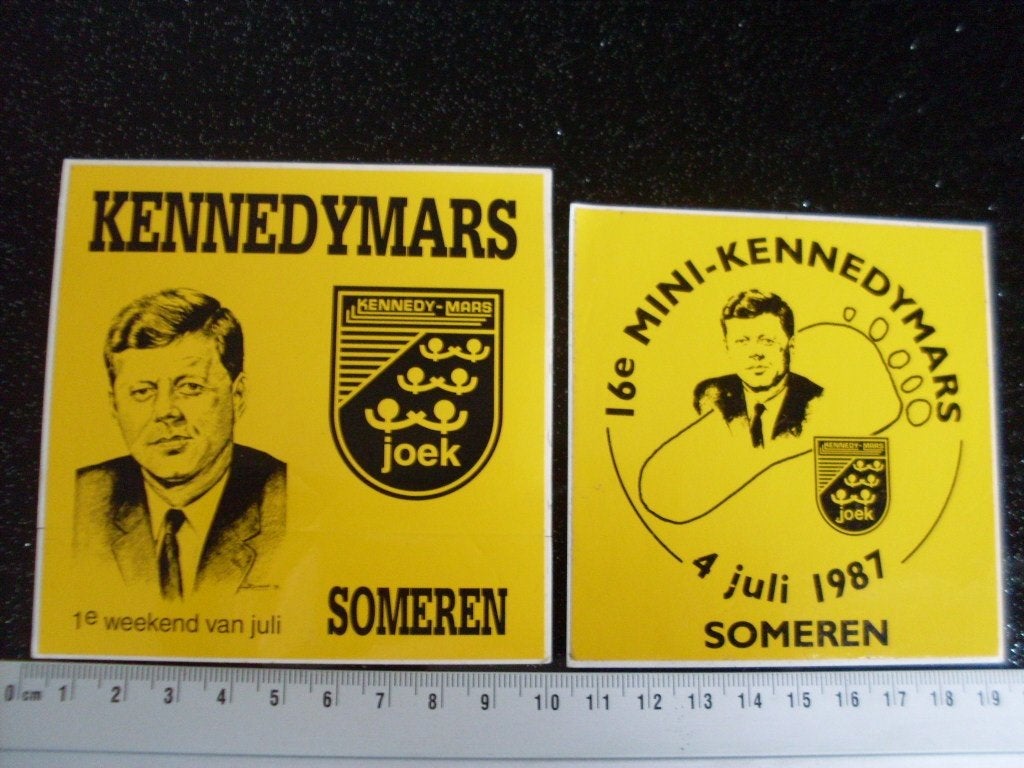 2x sticker kennedymars someren 1987 joek logo, Verzenden, Zo goed als nieuw, Bedrijf of Vereniging
