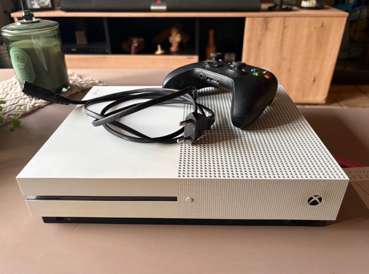 Xbox One S 1TB met controller en charme, Xbox One S, Ophalen of Verzenden, Zo goed als nieuw, 1 TB