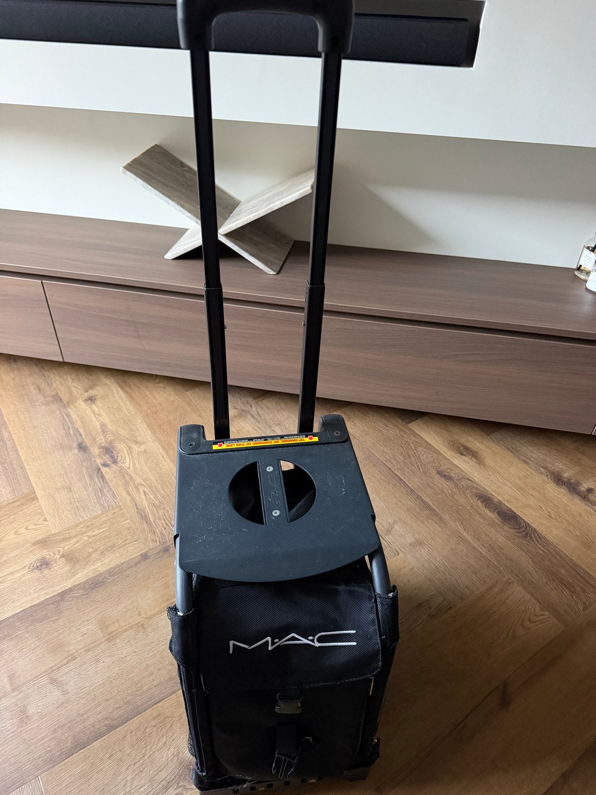 MAC Make-up Trolley - Zwart, Uitschuifbaar, met Wieltjes, Ophalen, 40 tot 60 cm, Gebruikt, 20 tot 30 cm