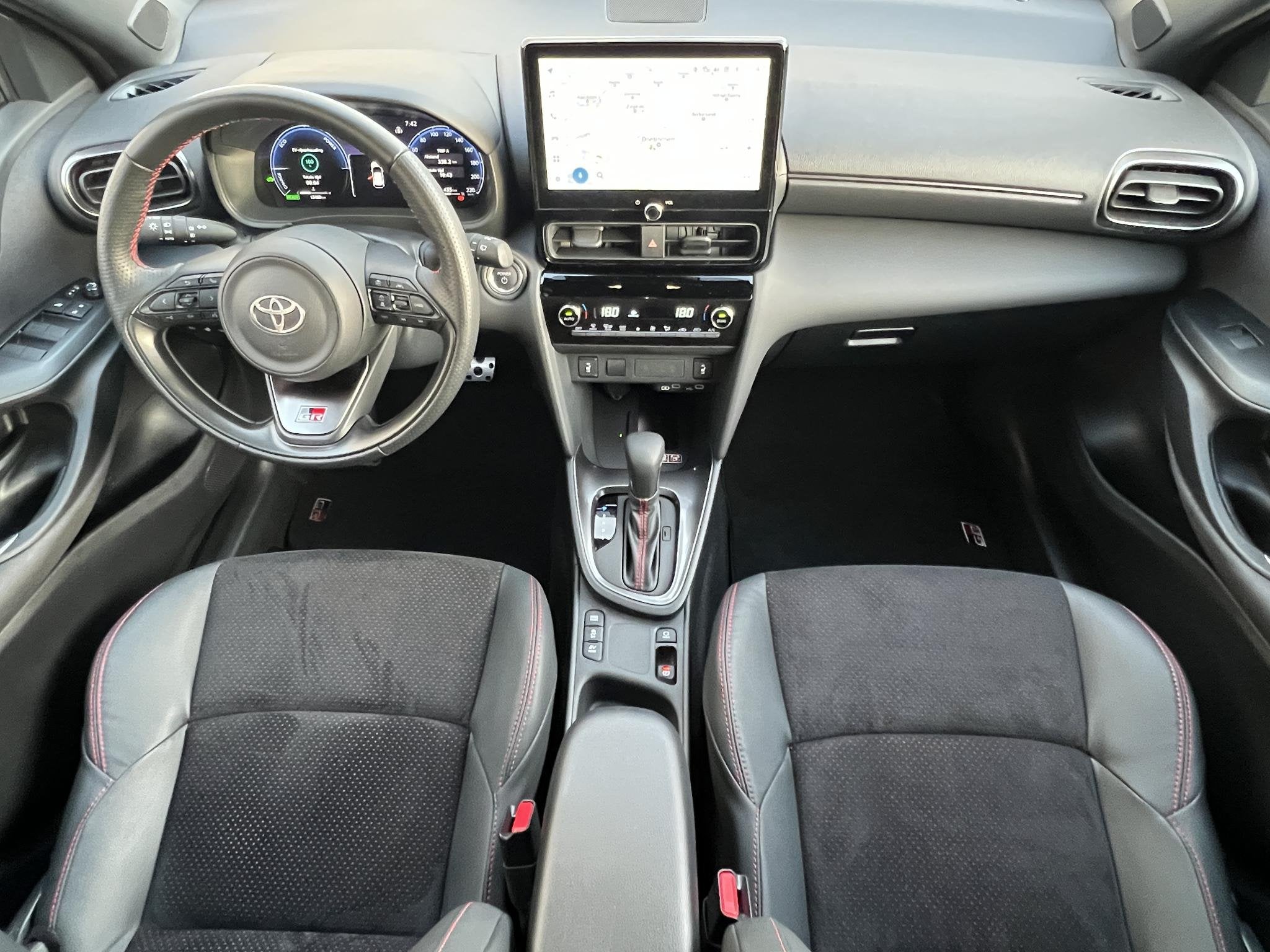 Toyota Yaris Cross 1.5 Hybrid 130 GR SPORT / Dealer onderhou, Auto's, Dealer onderhouden, Stof, Gebruikt, Wit