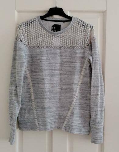 Superdry licht grijs gemêleerde trui + ecru broderie S 34738, Maat 38/40 (M), Superdry, ., Ophalen of Verzenden