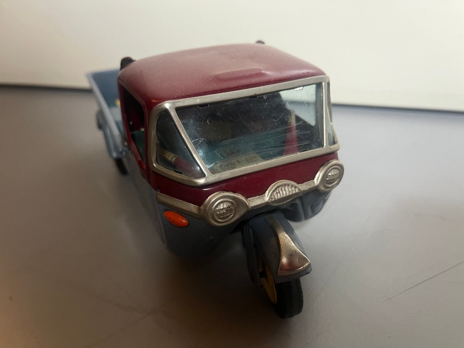 Blikken bandai mazda driewieler antiek zoldervondst, Antiek en Kunst, Antiek | Speelgoed, Ophalen of Verzenden
