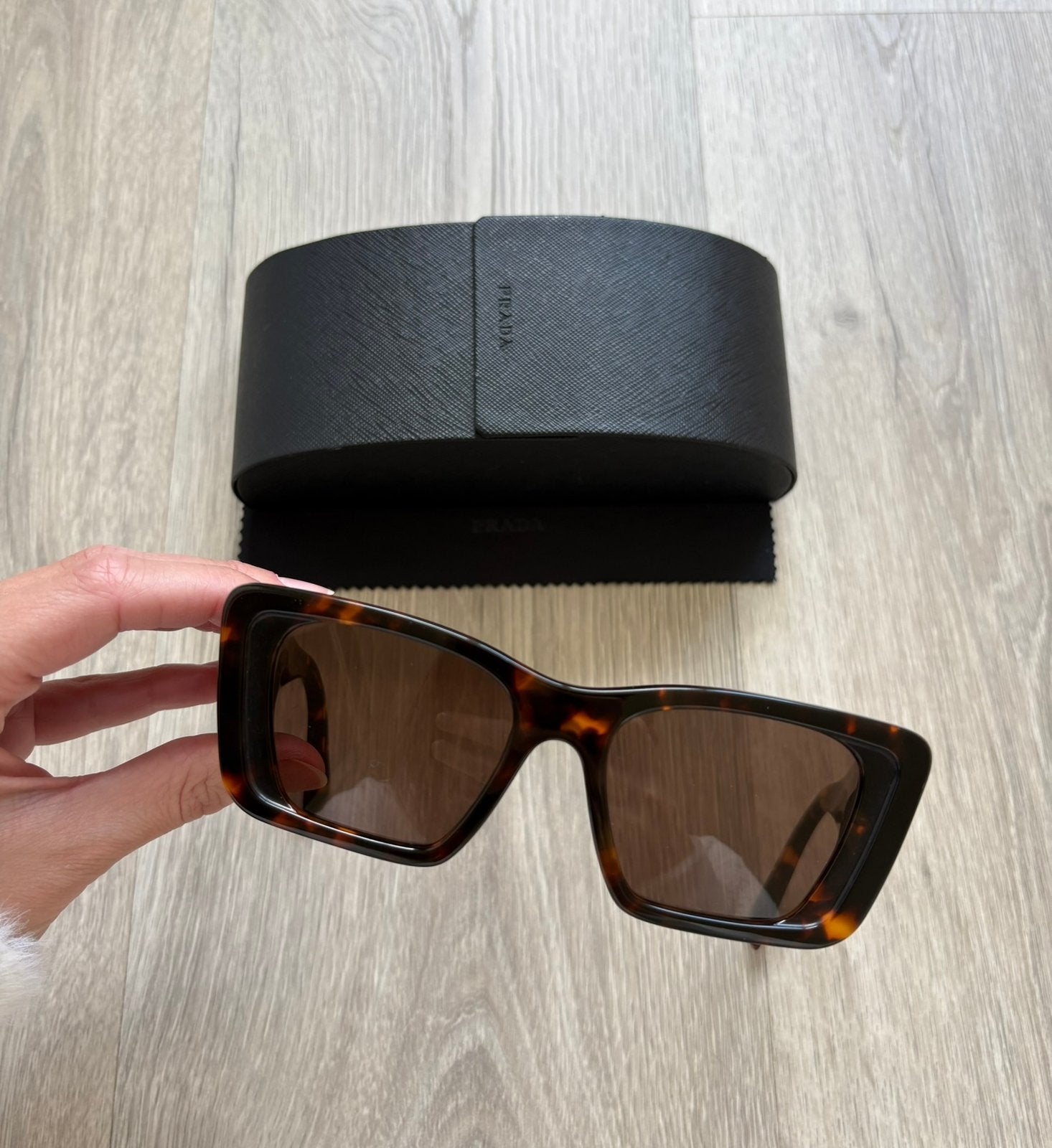Prada zonnebril, Zonnebril, Ophalen of Verzenden, Zo goed als nieuw, Prada