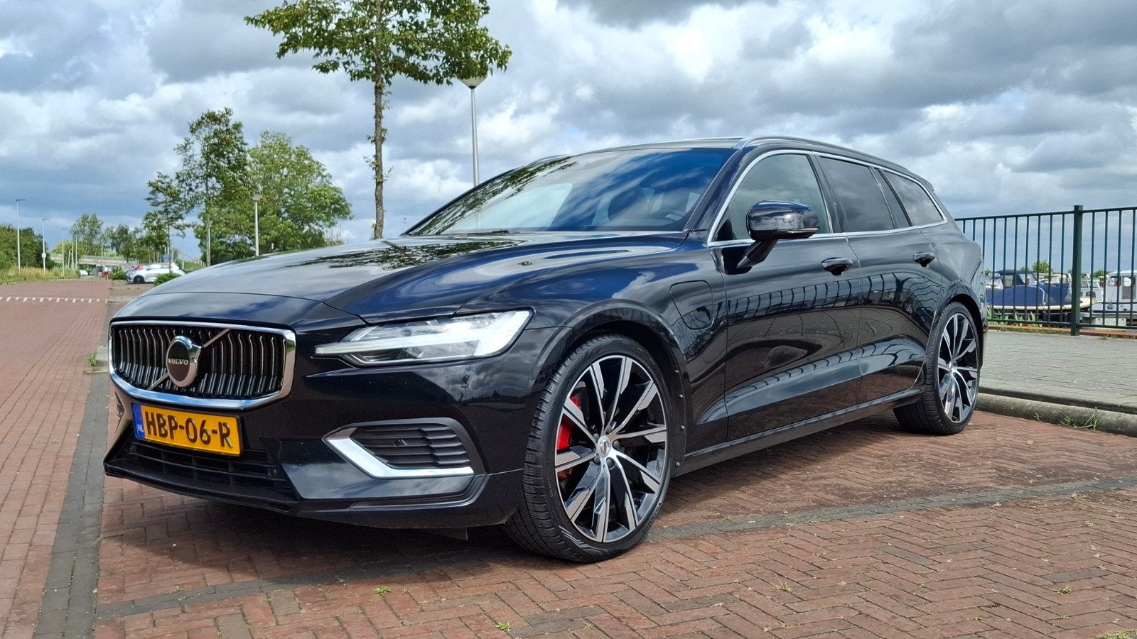 Volvo V60 T8 Twin Engine 390pk 2019 Dealerondehouden, Automaat, 4 cilinders, 1972 kg, Zwart