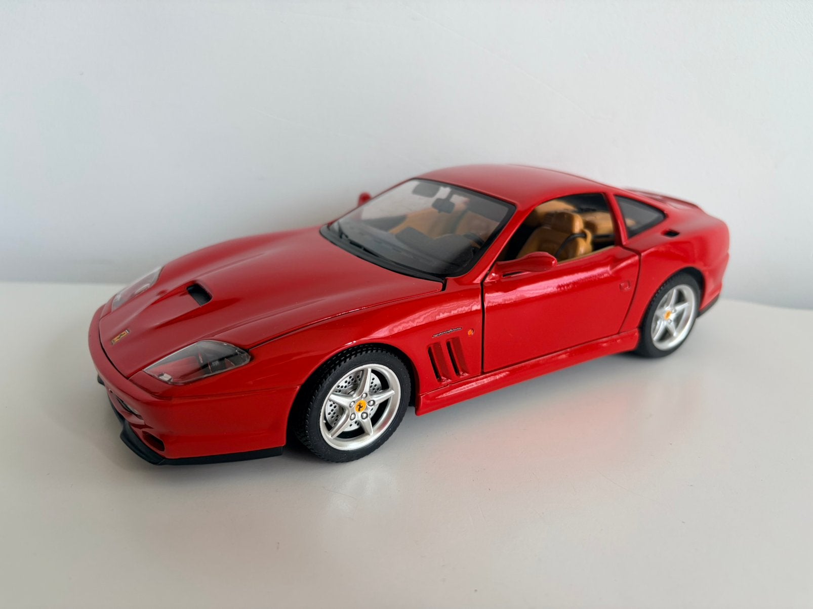 Bburago Ferrari 550 Maranello 1996 model auto 1:18 rood ZGAN, Ophalen of Verzenden, Zo goed als nieuw, Auto, Bburago