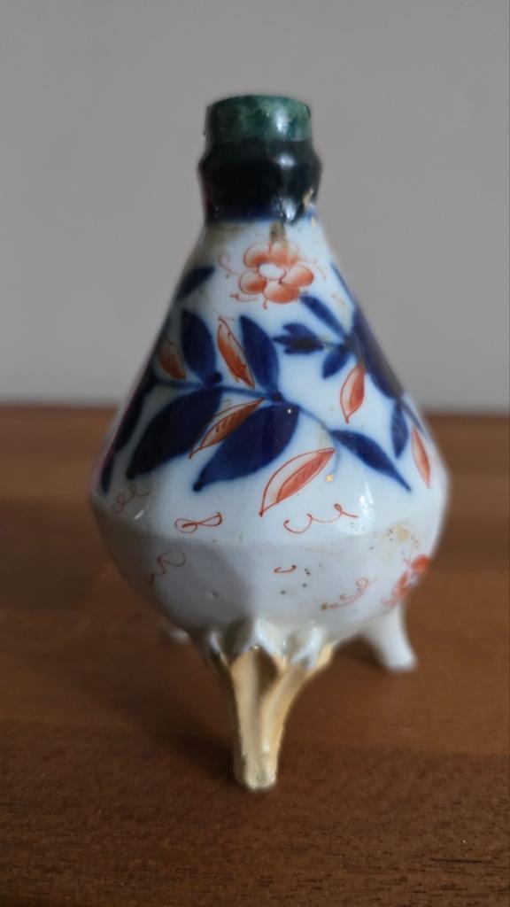 Antiek Japans Imari miniatuur vaasje op 3 pootjes, Ophalen of Verzenden