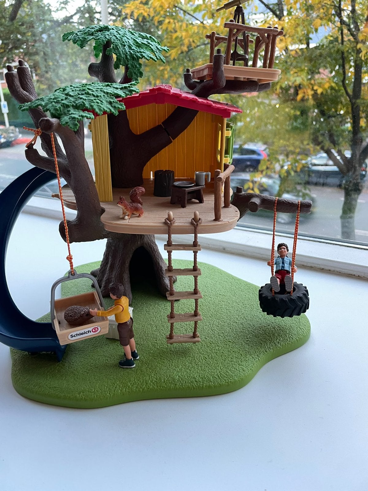 Schleich Boomhut 42408 – compleet met poppetjes en dieren, Ophalen of Verzenden, Zo goed als nieuw