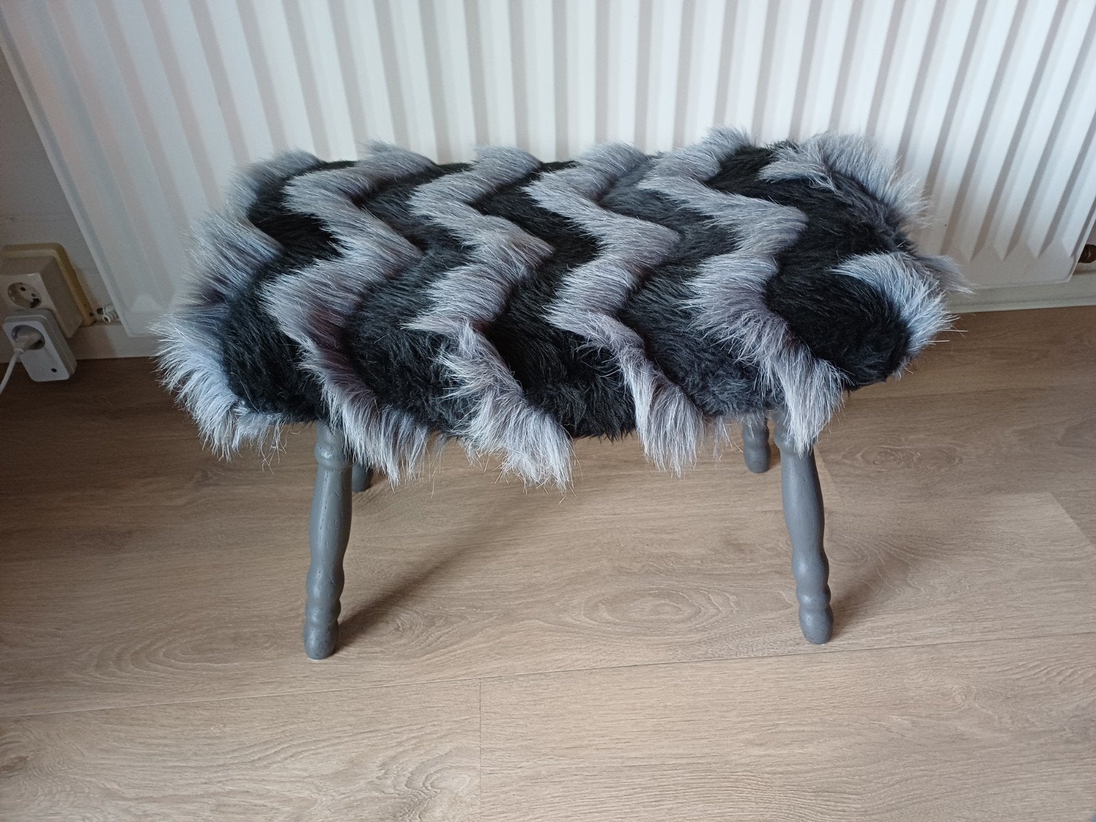 Voetenbankje met grijs/zwart bont, Ophalen, Minder dan 50 cm, Gebruikt, Modern, Speels