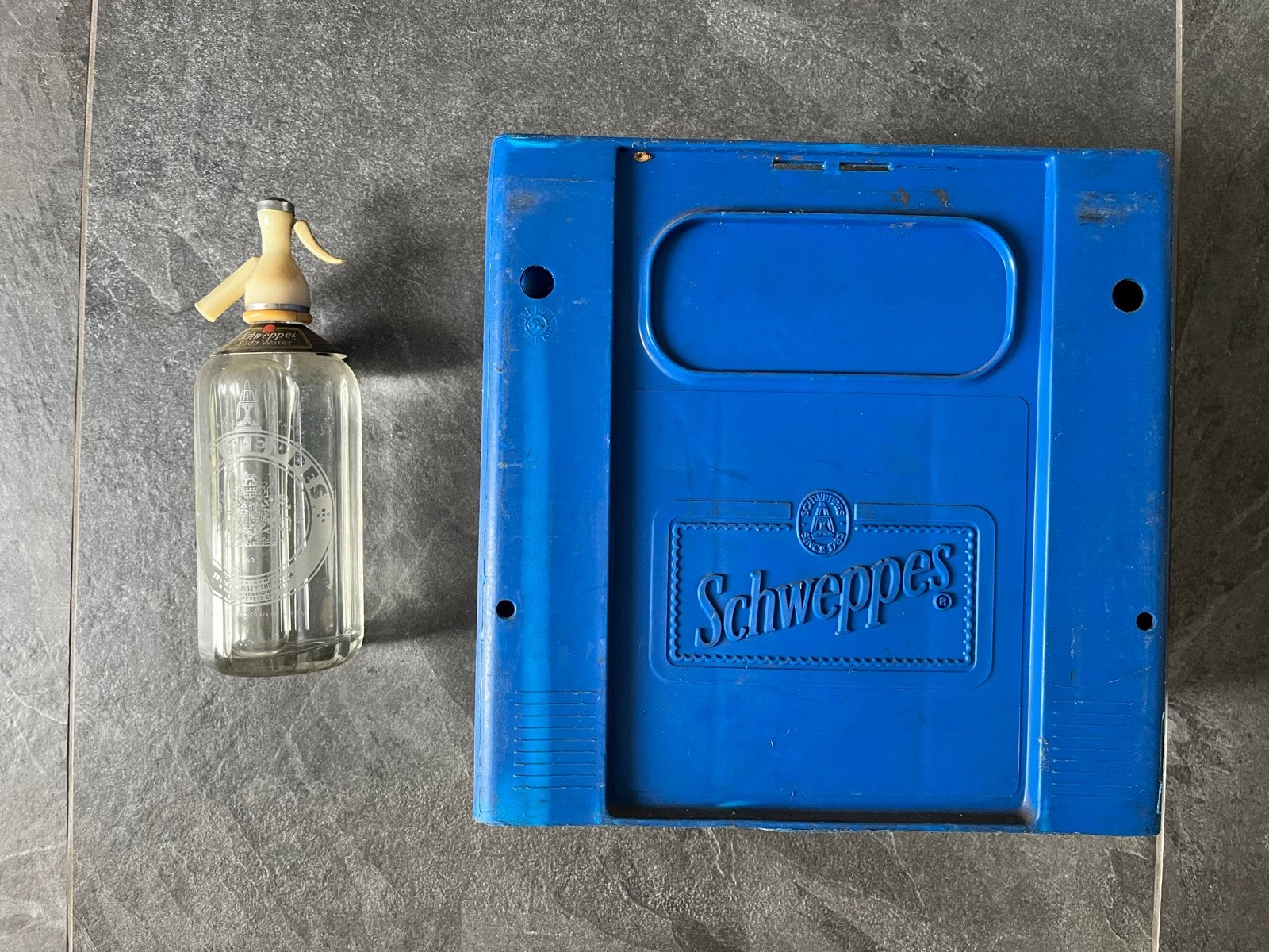 Complete set: 6 Vintage Schweppes sifons met blauwe krat, Ophalen, Zo goed als nieuw, Overige typen
