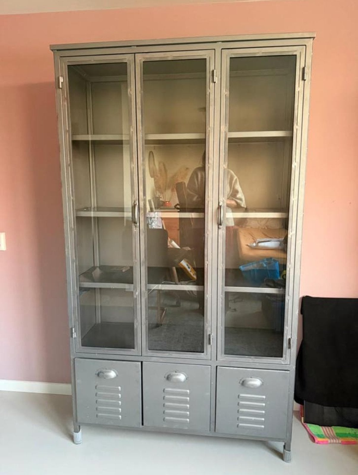 Metalen vitrinekast met glas en lades, Ophalen, 100 tot 150 cm, Zo goed als nieuw, Metaal