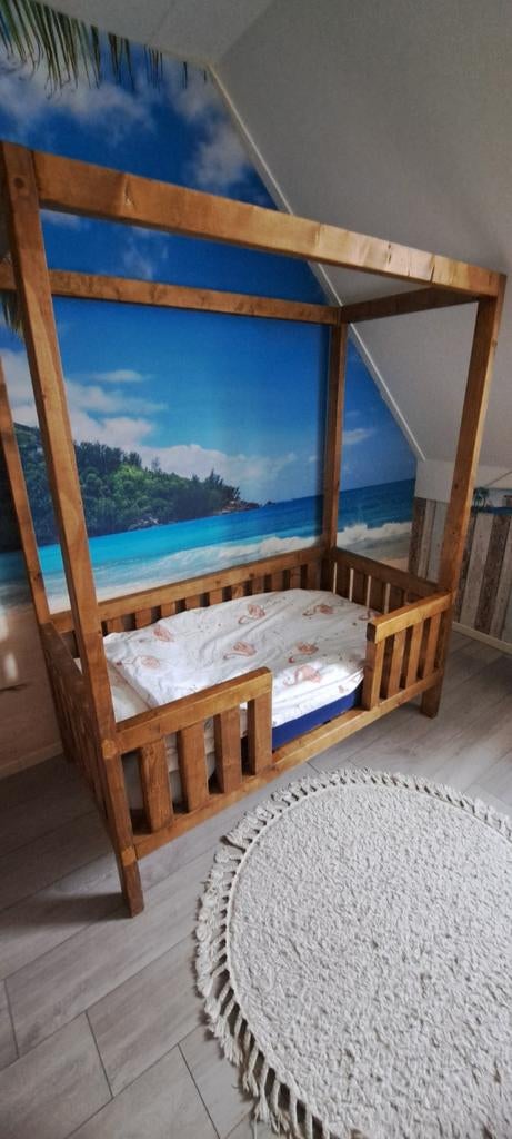 Houten kinderbed met spijlen en hemelbed frame, Kinderen en Baby's, Kinderkamer | Bedden, Gebruikt, 70 tot 85 cm, Ophalen of Verzenden
