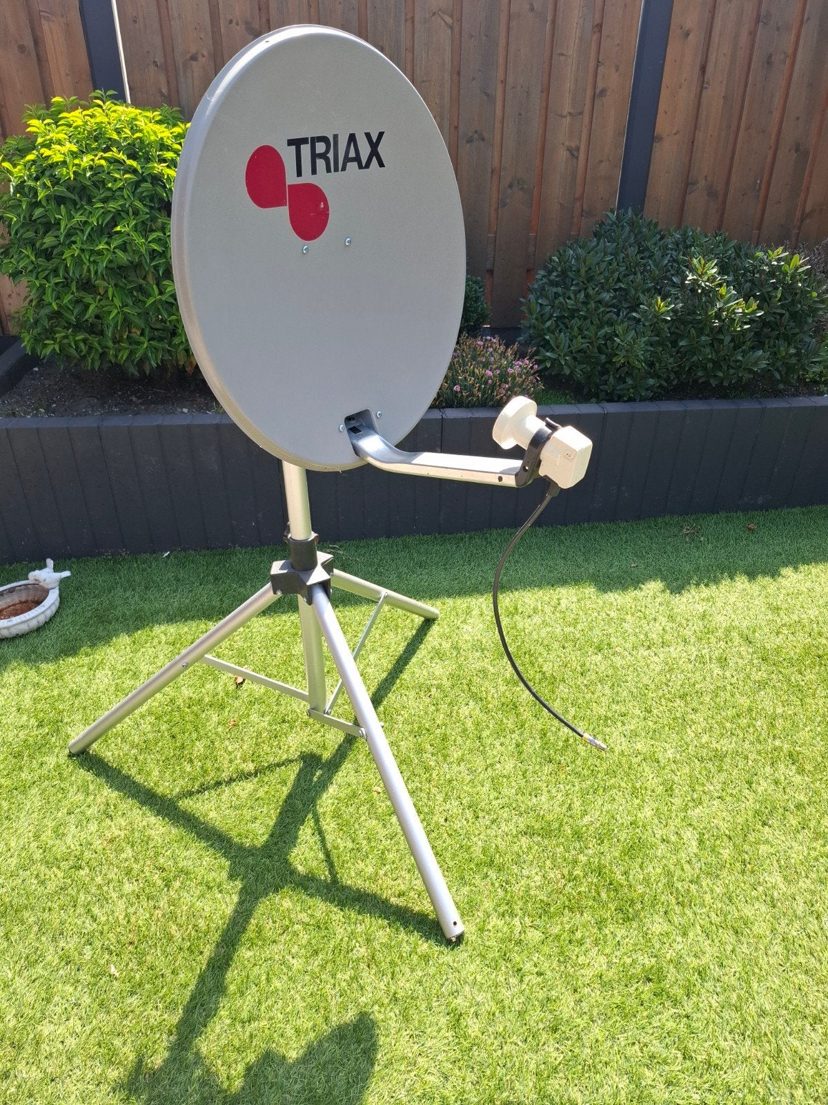 TRIAX satellietschotel, Ophalen