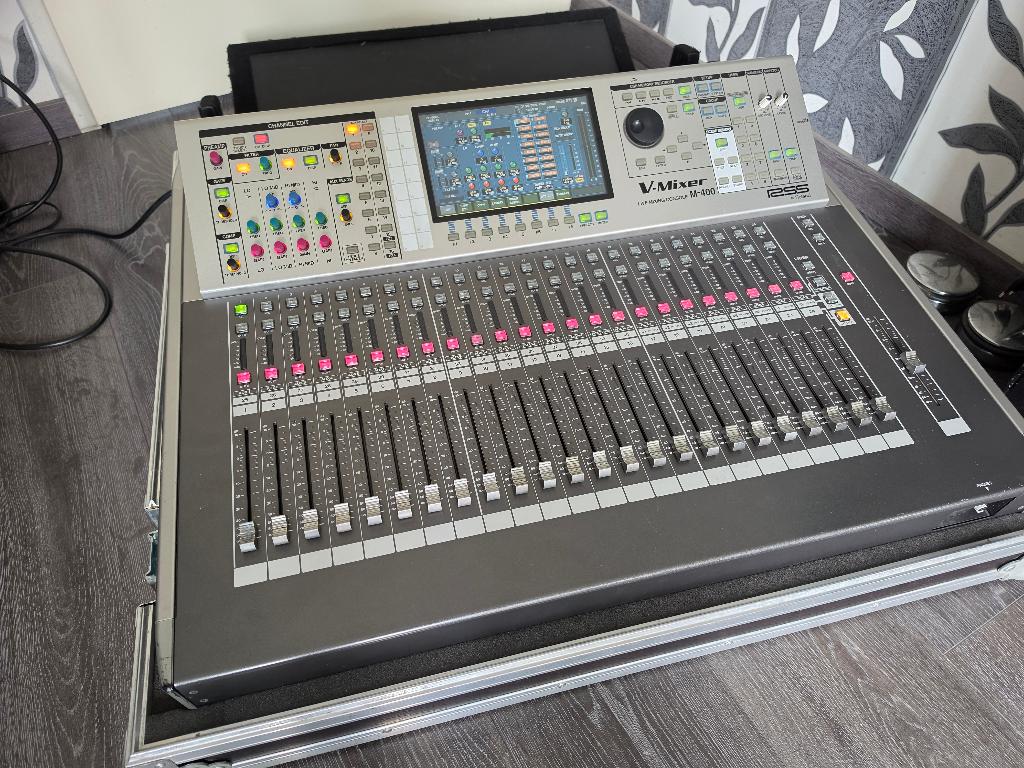 Roland M400 digitale mengtafel, Muziek en Instrumenten, Mengpanelen, Ophalen, Gebruikt, 20 kanalen of meer