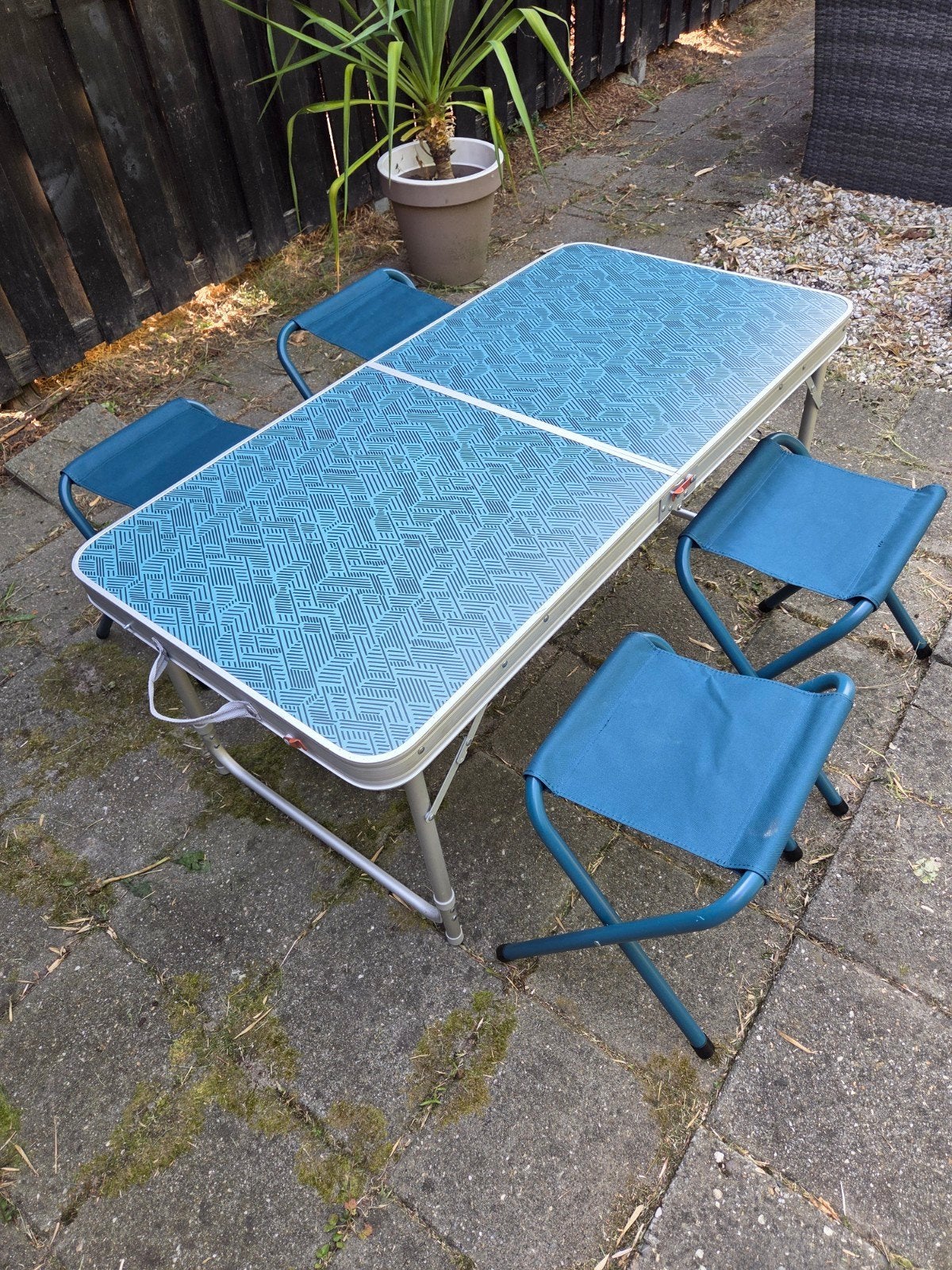 Campingtafel met 4 krukjes - Opvouwbaar en draagbaar, Caravans en Kamperen, Kampeermeubelen, Ophalen of Verzenden, Gebruikt, Campingtafel
