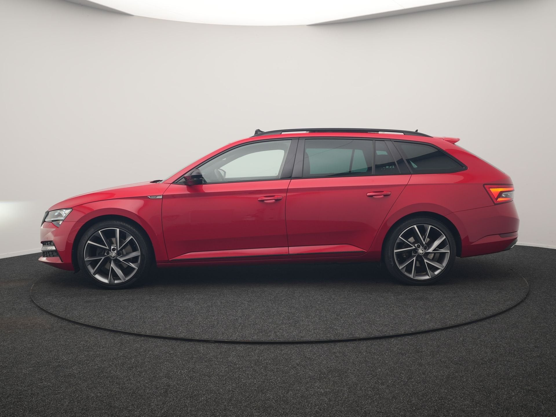 Skoda Superb Combi 1.4 TSI iV Sportline Business PHEV 218pk, Auto's, Dealer onderhouden, Gebruikt, Zwart, 4 cilinders