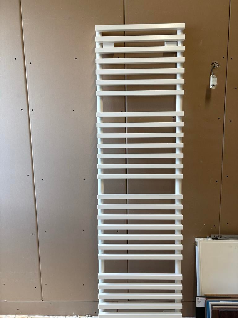 Witte handdoekradiator voor badkamer, Doe-het-zelf en Verbouw, Verwarming en Radiatoren, Ophalen, 500 tot 800 watt, Radiator, Minder dan 60 cm