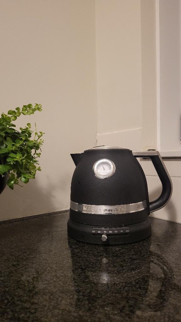 KitchenAid waterkoker vulkaanzwart, Witgoed en Apparatuur, Waterkokers, 1 tot 2 liter, Ophalen, Zo goed als nieuw