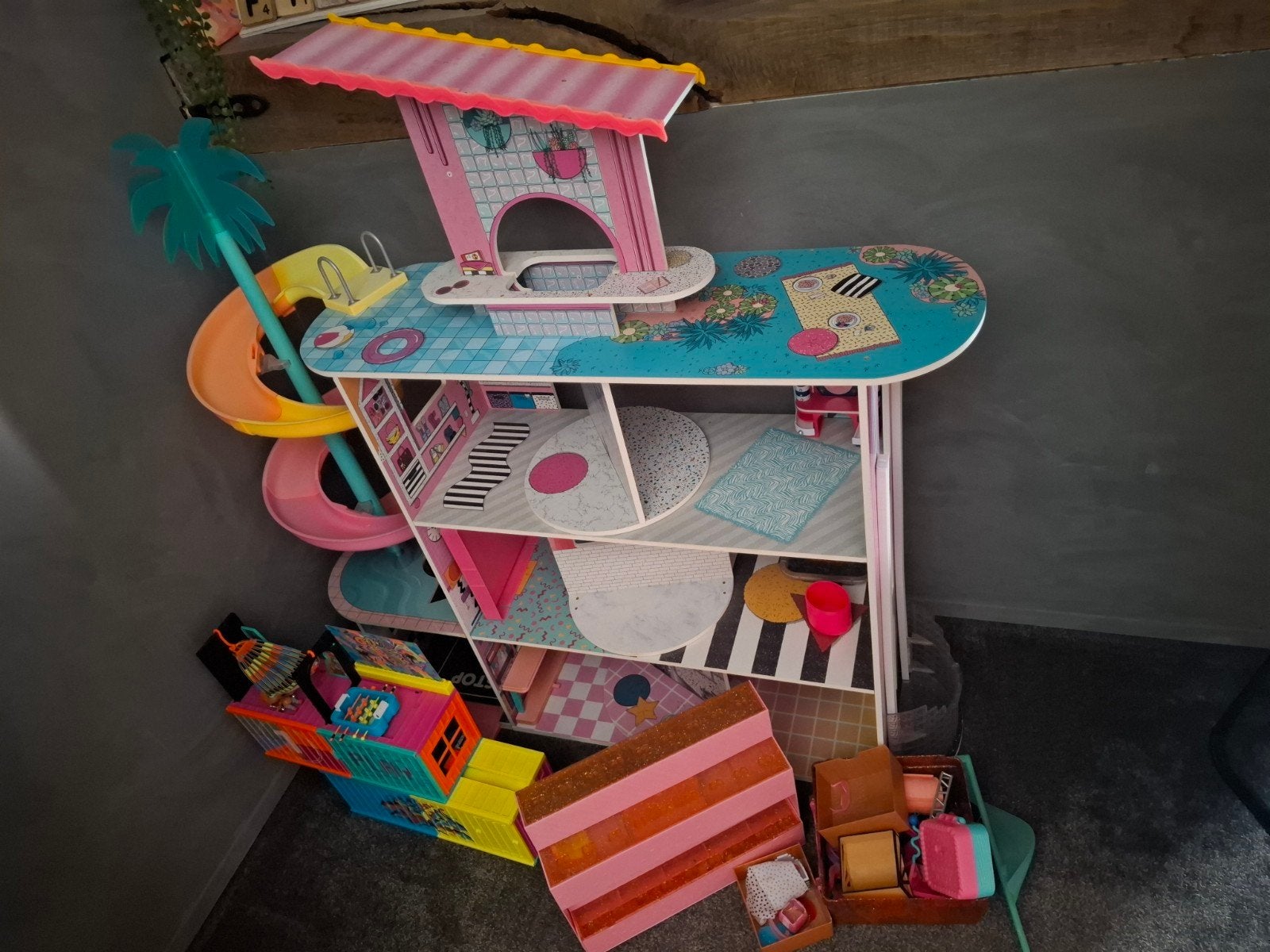 L.O.L. huis groot hele goede staat met veel spullen erbij, Ophalen, Zo goed als nieuw, Poppenhuis