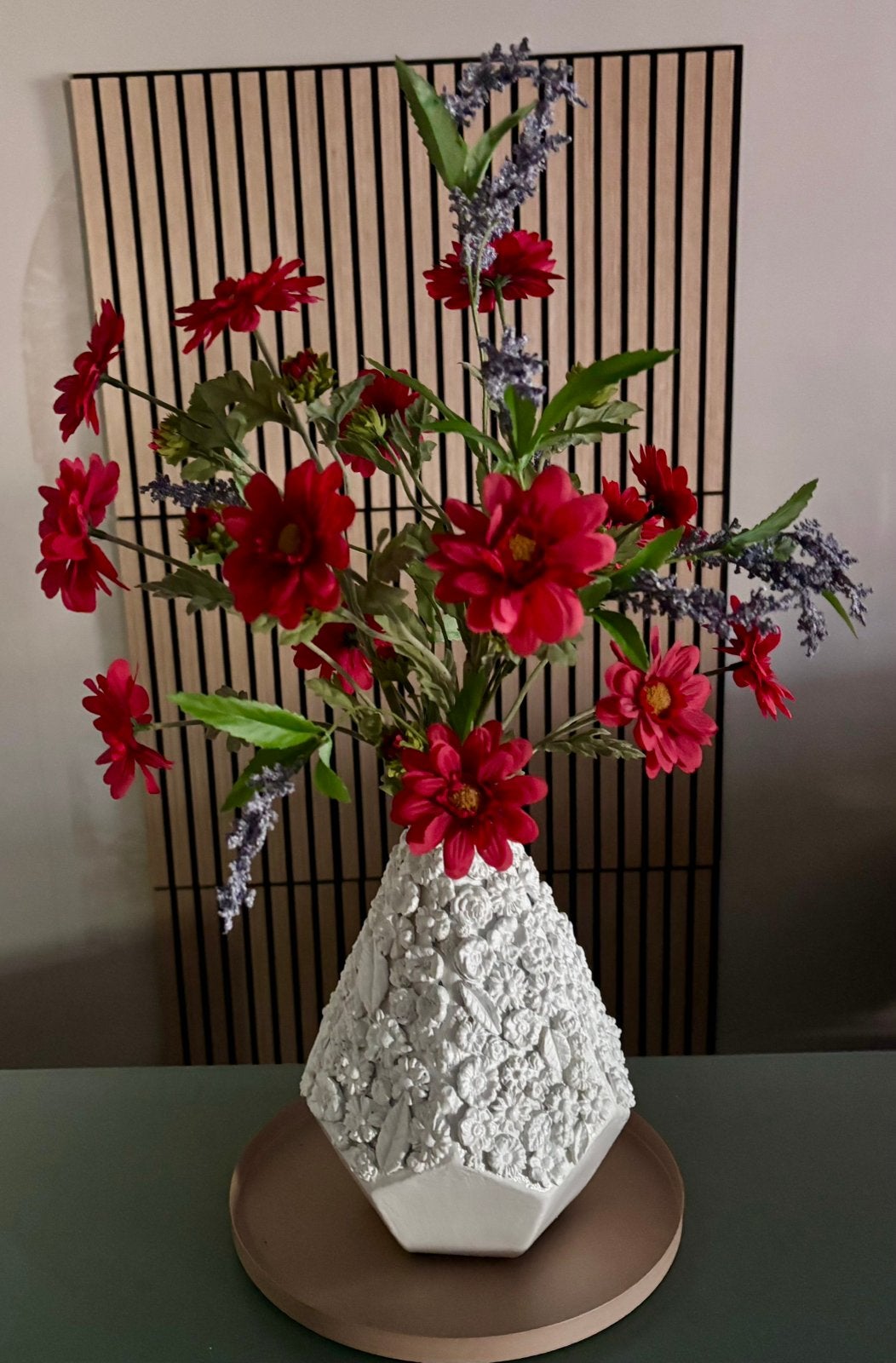 Bijzondere witte bloemenvaas met zijden bloemen - Rood tint, Binnen, Ingo@discountfashioncorner.nl, Www.discountfashioncorner.nl