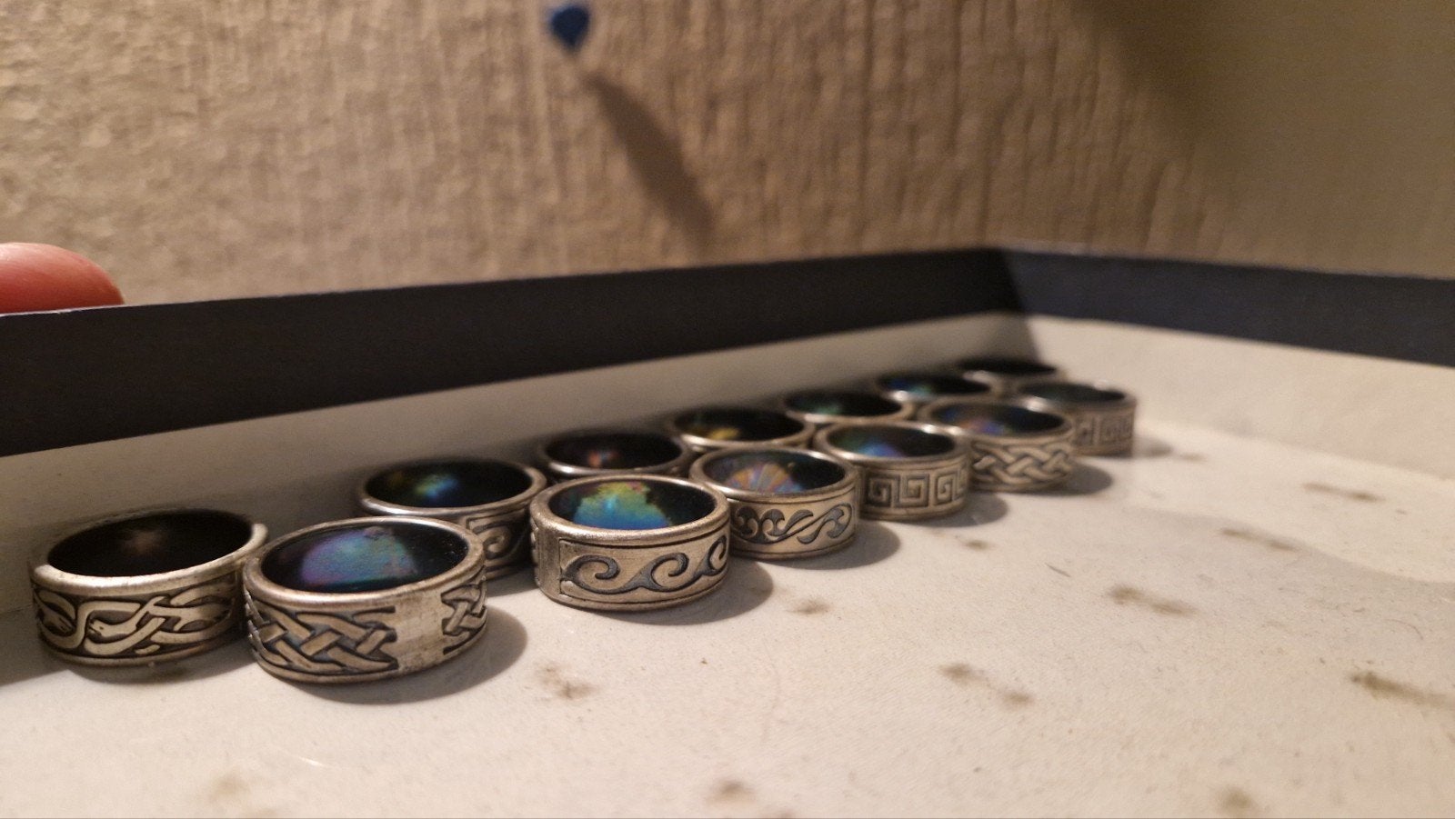 Set van 13 stalen ringen met diverse patronen, Sieraden, Tassen en Uiterlijk, 20 of groter, IJzer of Staal, Nieuw, Ophalen of Verzenden